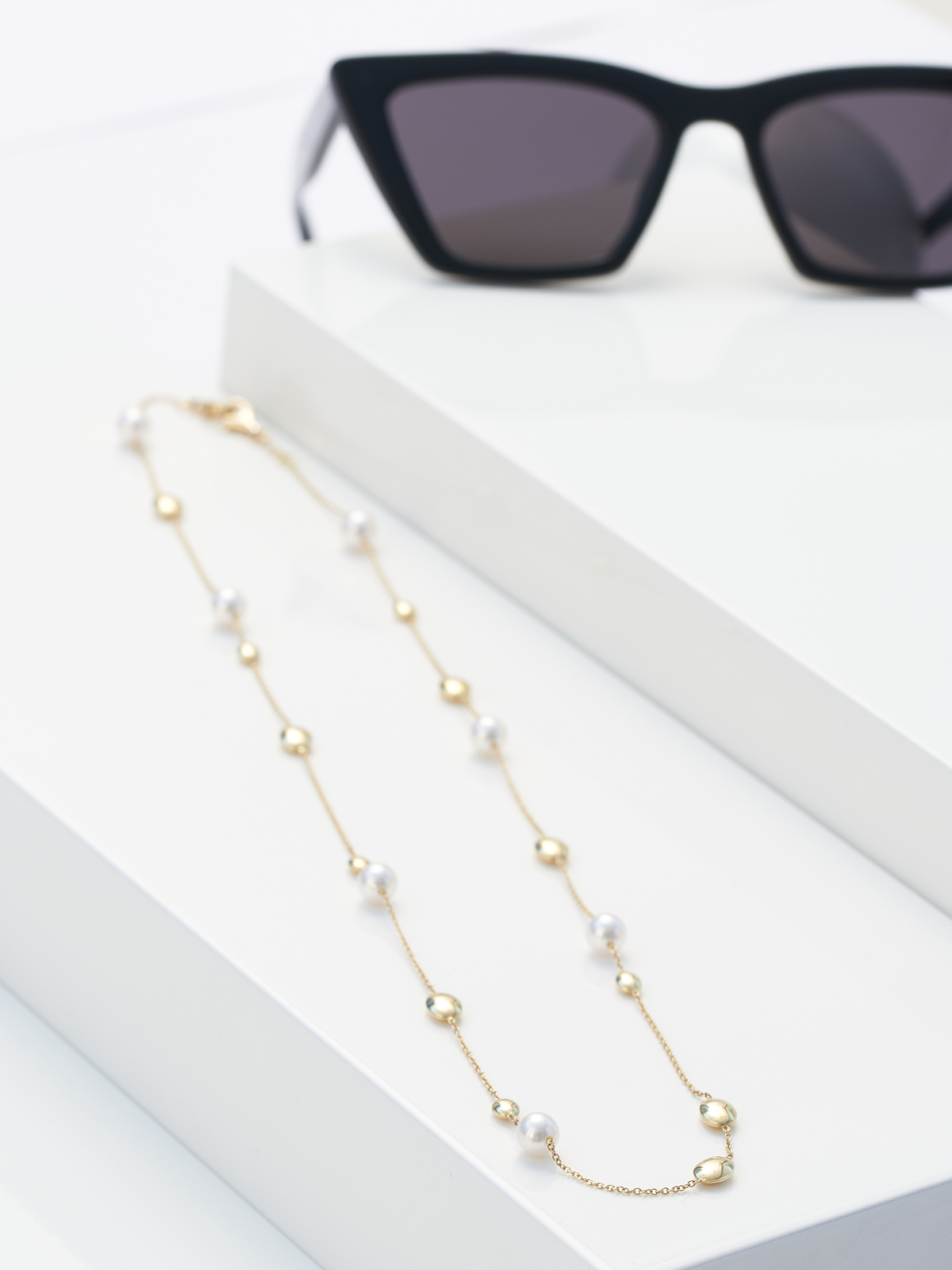 Versatile glasses chain in yellow gold with Akoya pearls