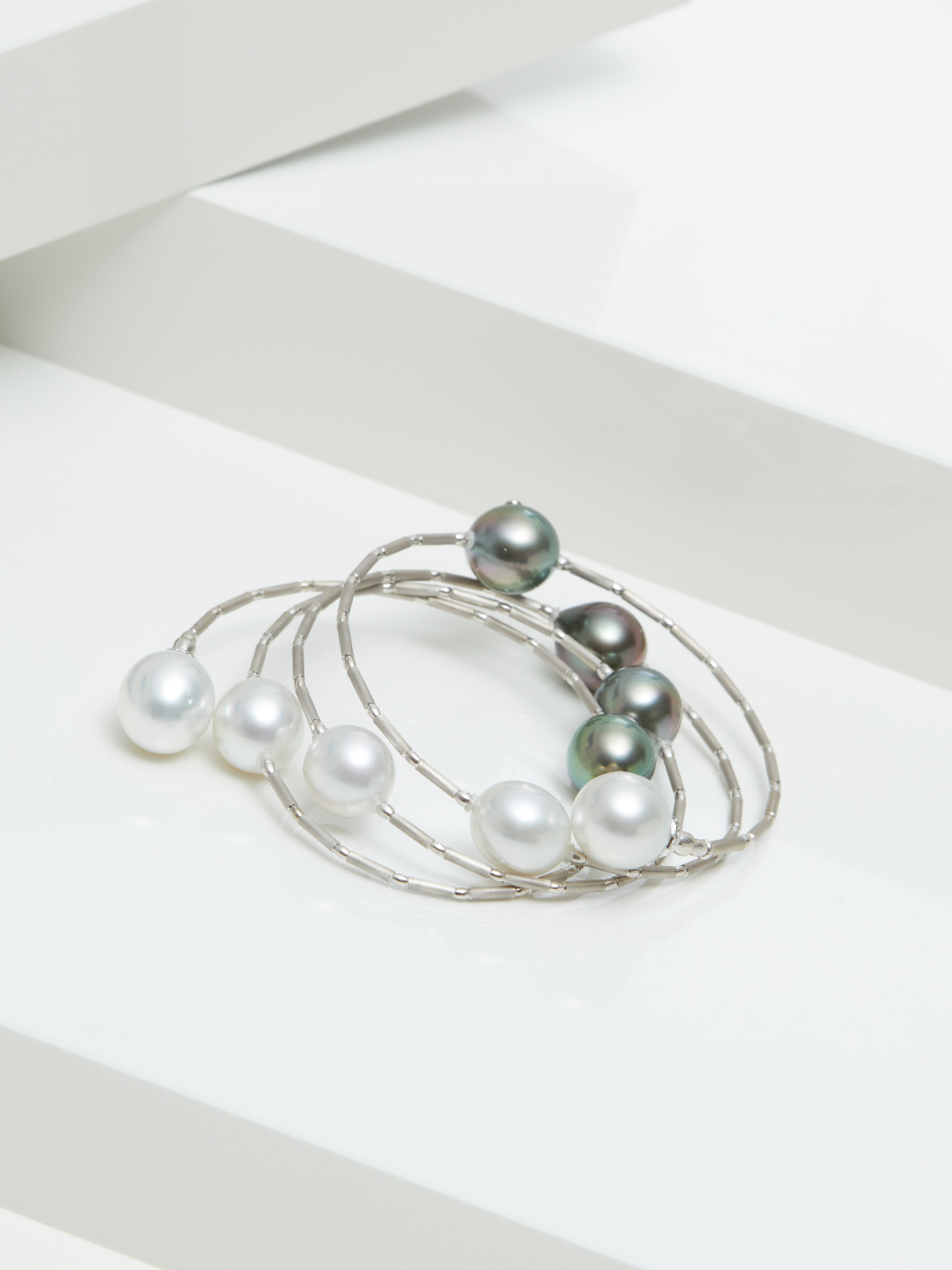 Pearl bracelet in white gold with South Sea pearls and Tahiti pearls