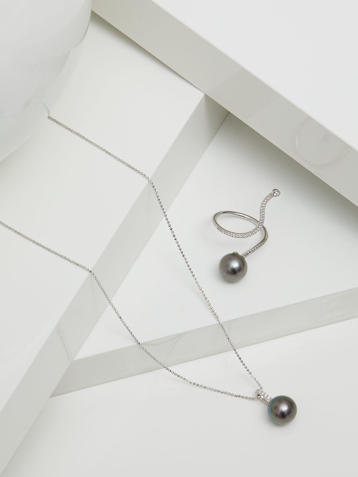 Wavy gold ring with pearl and diamonds