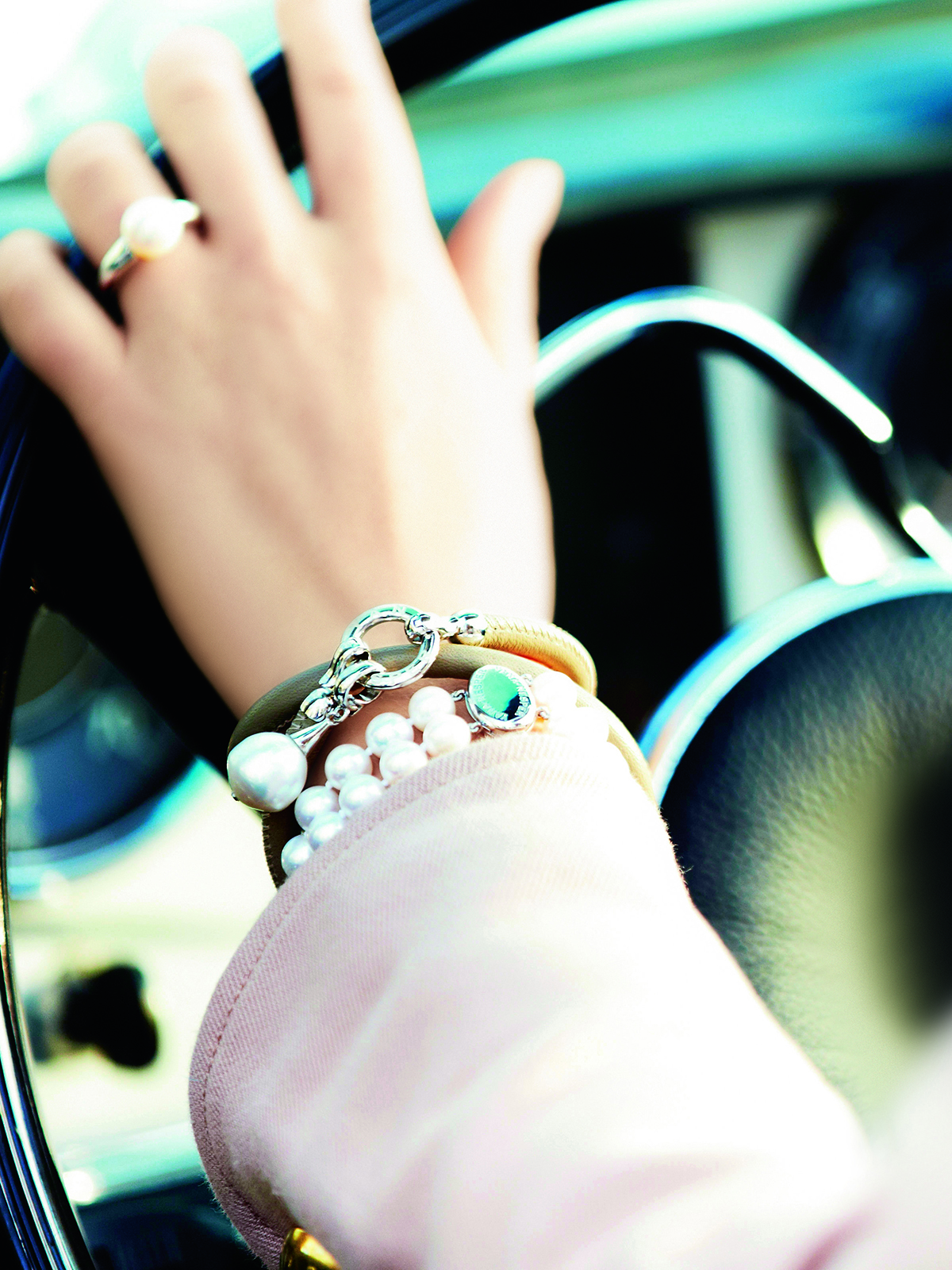 Versatile leather bracelet in nude with South Sea pearl pendant
