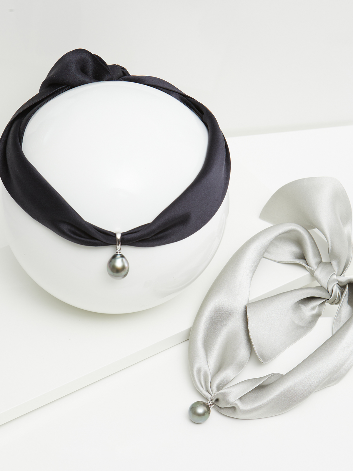 Black silk choker with Tahiti pearl pendant