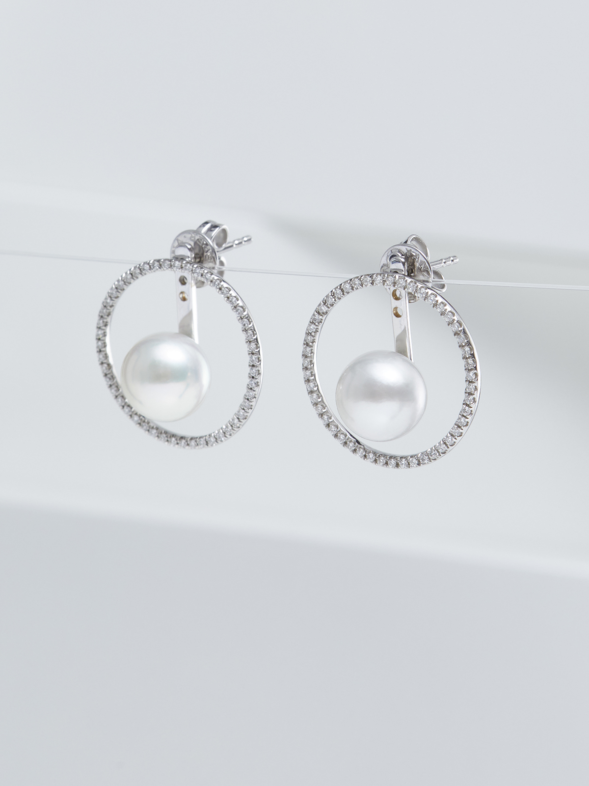 Versatile diamond earrings with Freshwater pearl in the centre