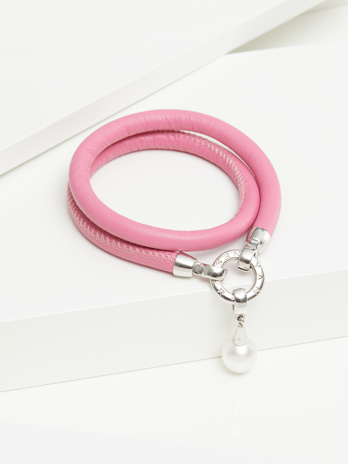 Versatile leather bracelet in pink with South Sea pearl pendant