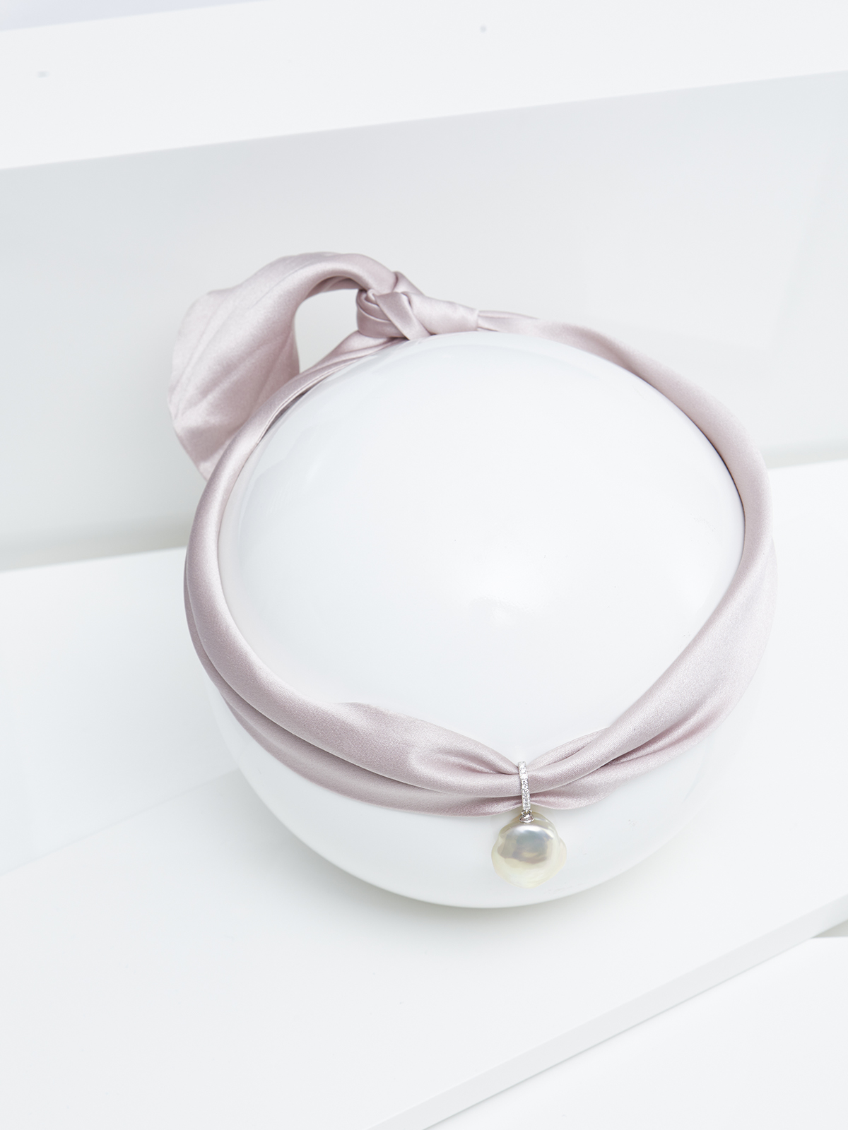 IS45-7__1 Seidenband mit Barockperle und Brillantfassung