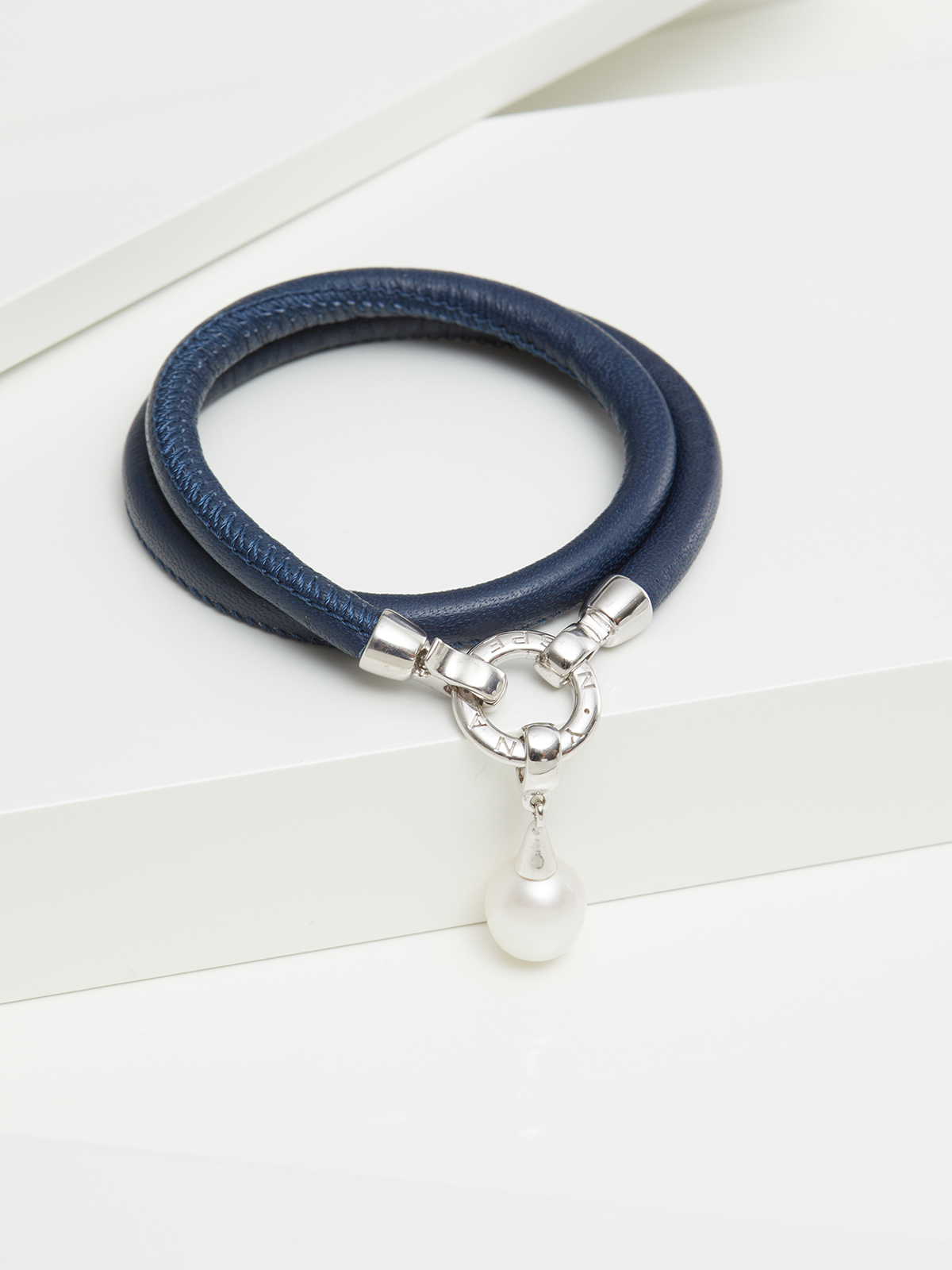 Wandelbares Lederarmband in Navy mit Südsee Perlenanhänger