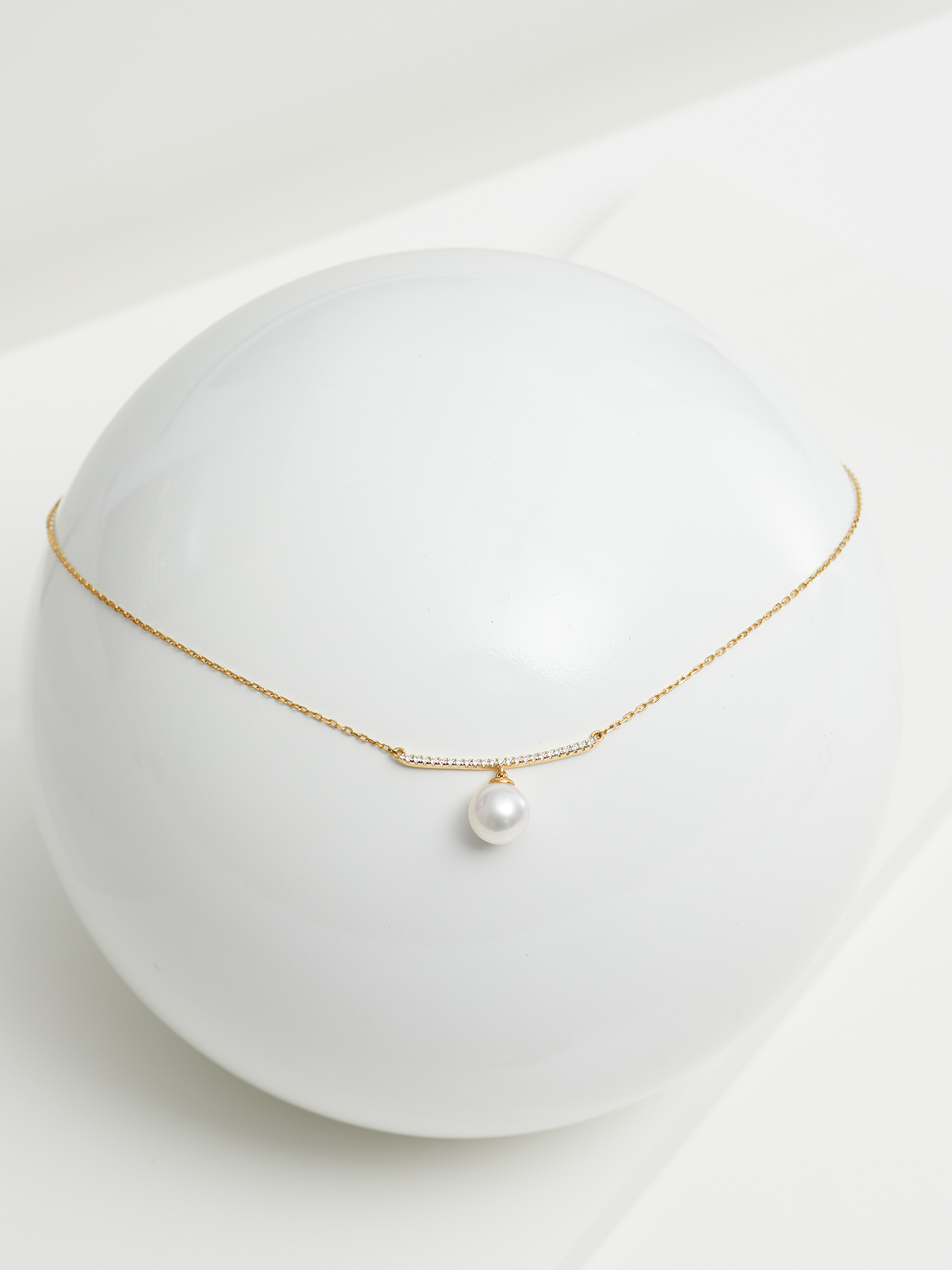 Delicate pearl pendant necklace with diamonds