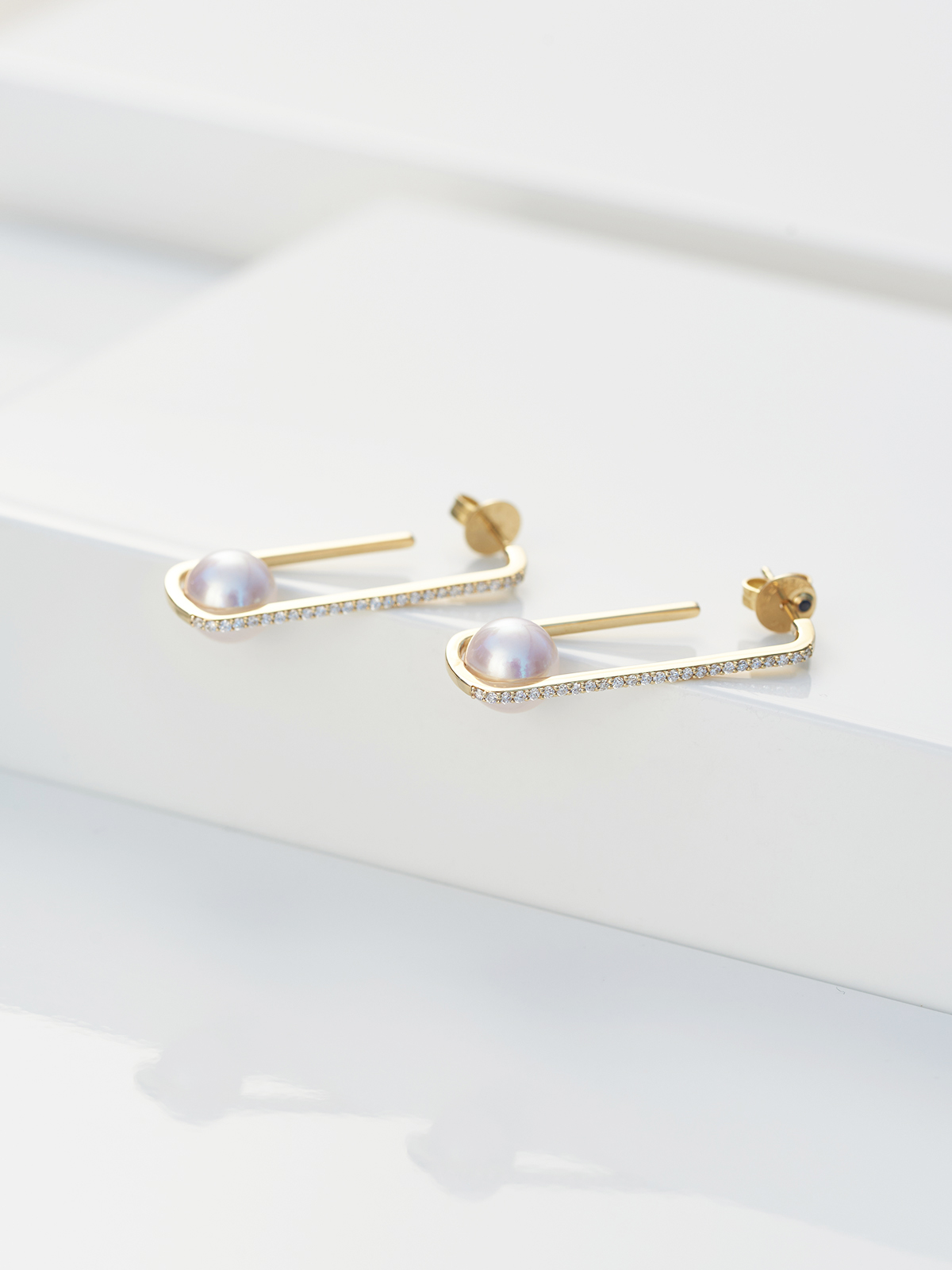 Exciting pearl earrings with diamonds