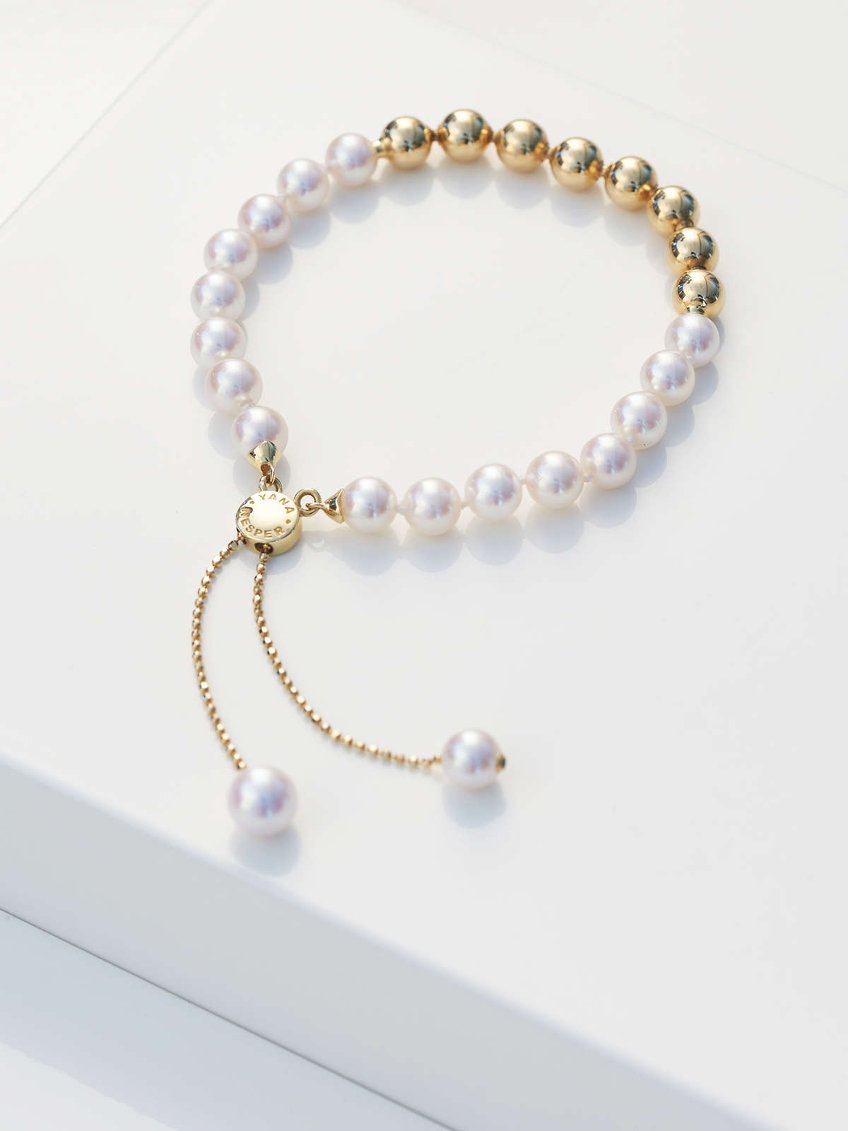 Wandelbares Akoya-Perlenarmband mit Slide-Verschluss und Kugeln in Gelbgold