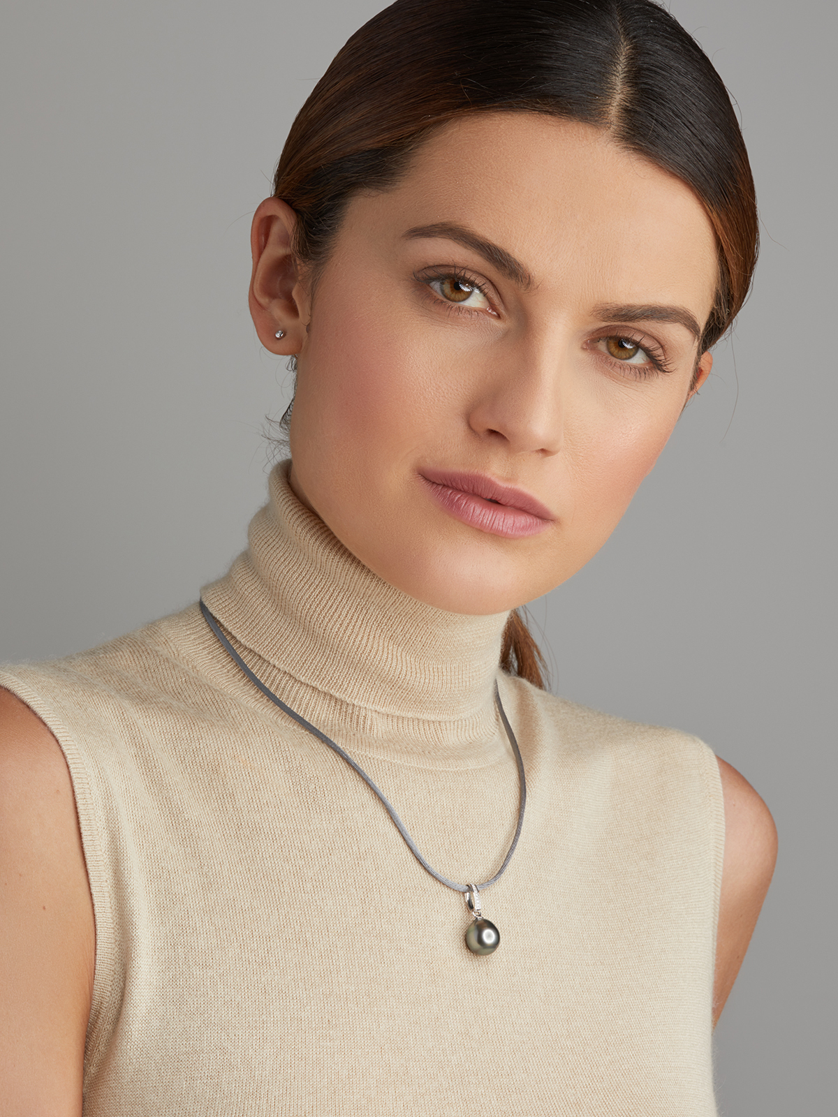 UN32-7_19287 Necklace with Tahiti pearl pendant with diamonds