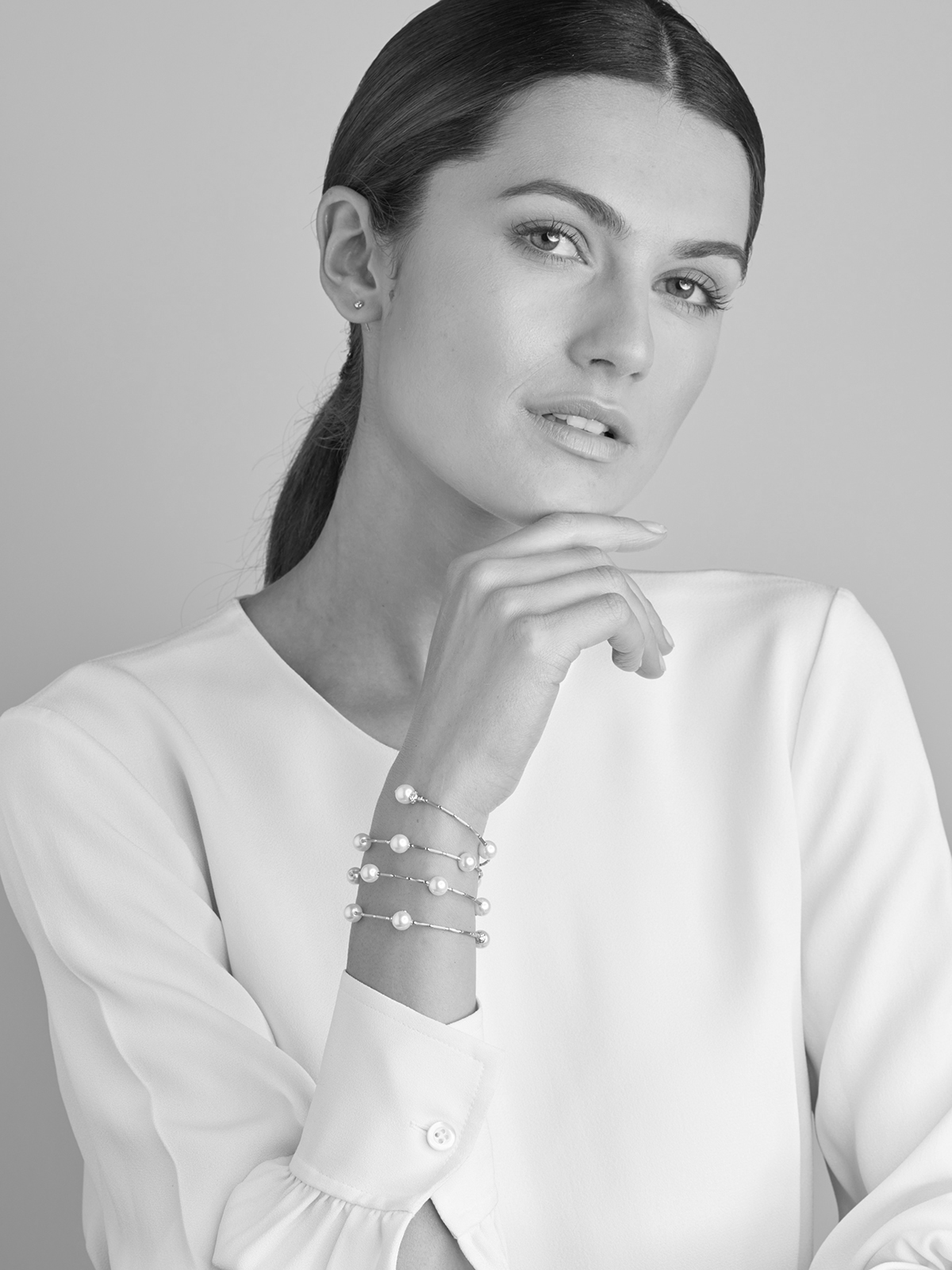 Luxuriöses Wickelarmband in Weißgold mit Akoyaperlen