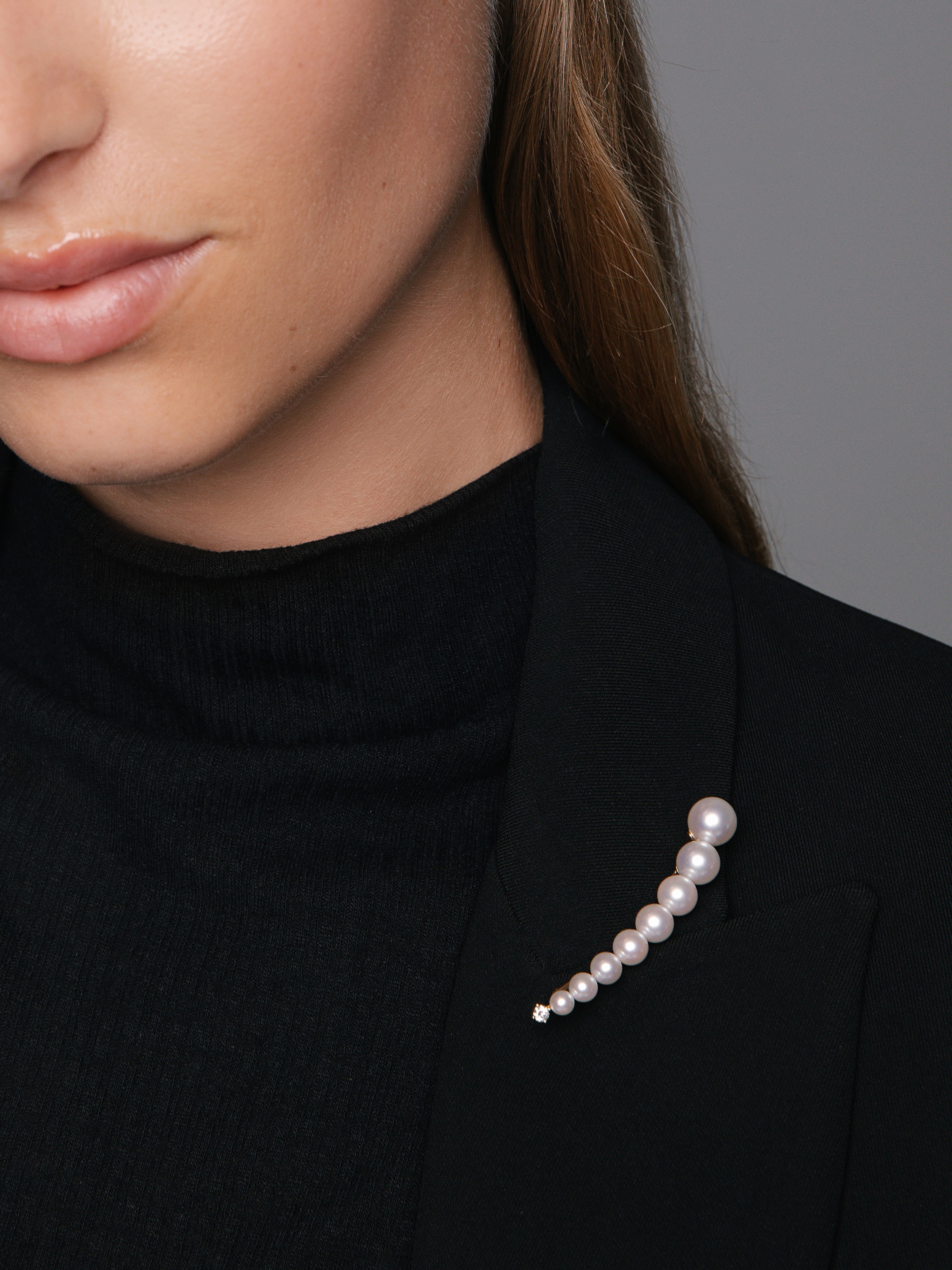 Geschwungene Brosche mit Akoya Perlen und Brillant