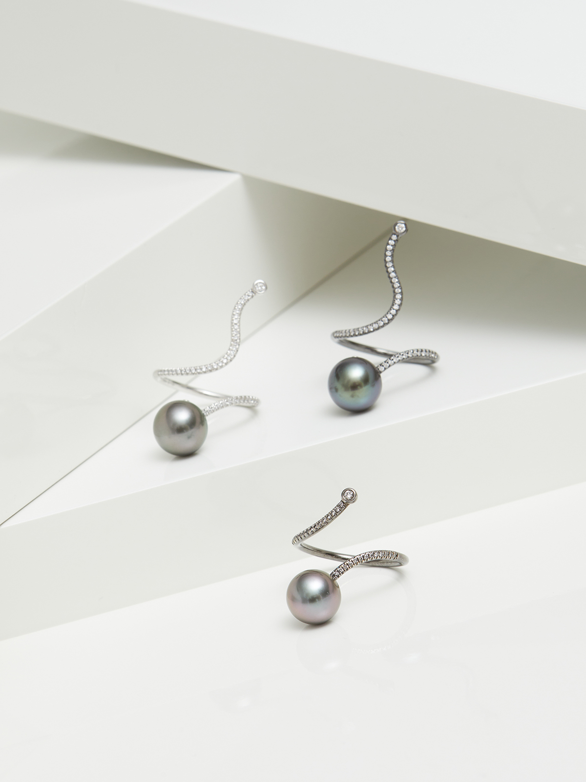 Geschlungener Goldring mit Perle und Brillanten