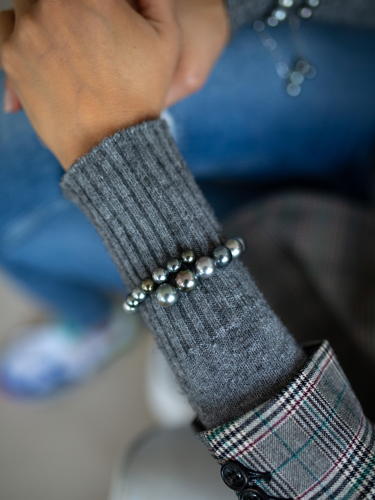 UN171-7b Open designed pearl bangle with multicoloured Tahiti pearls