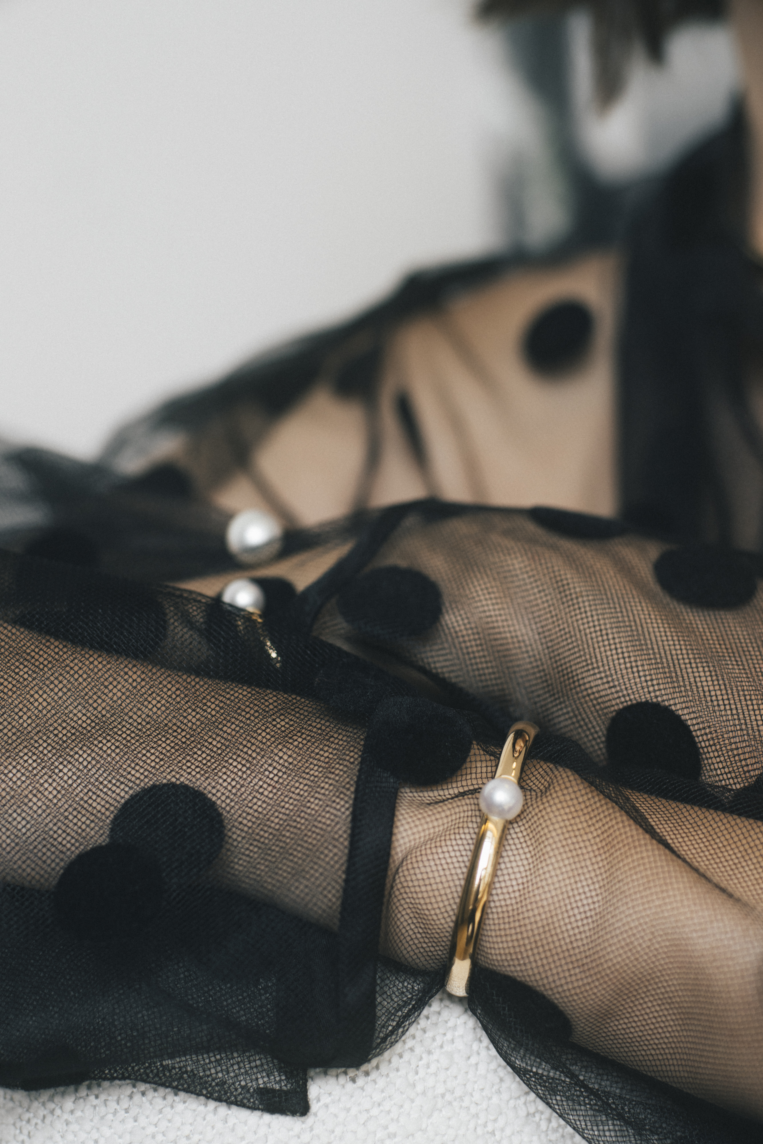 YanaNesper_SilviaMkvte-1 Armreif aus Gelbgold mit Südseeperle