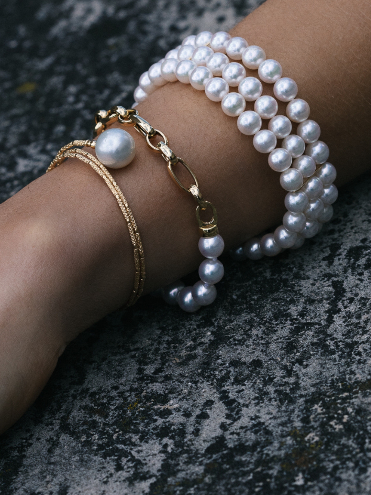 Akoya pearl bracelet with casual gold link chains