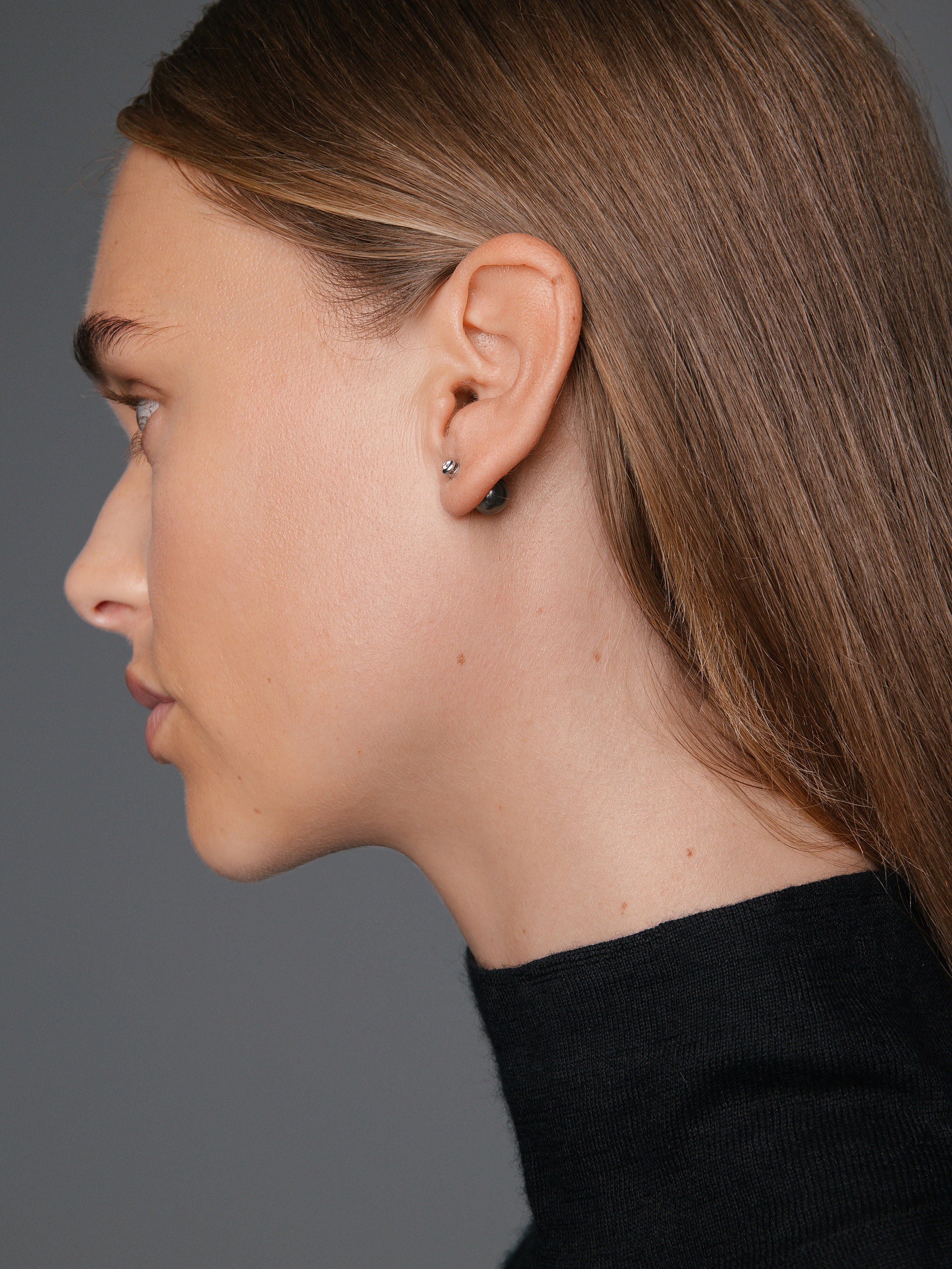 Tahiti pearl earrings with hidden clasp and diamonds