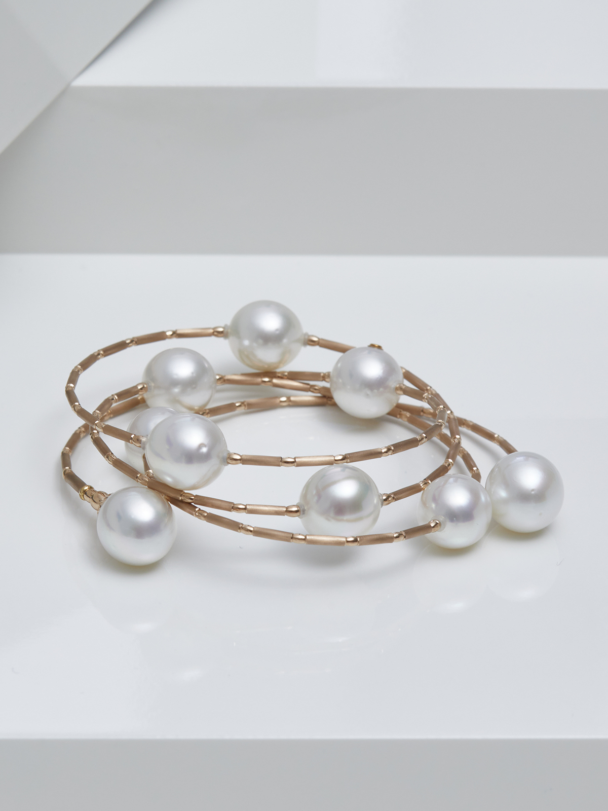 Armband in Roségold mit weißen Südseeperlen