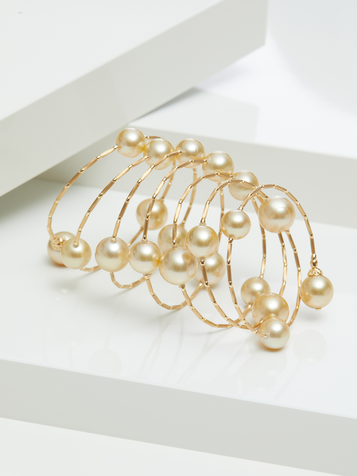 SD99-7__00070 Langes, elegantes Wickelarmband in Gelbgold mit echten Südseeperlen