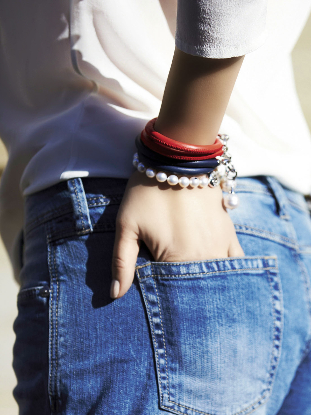 Versatile leather bracelet in red with South Sea pearl pendant