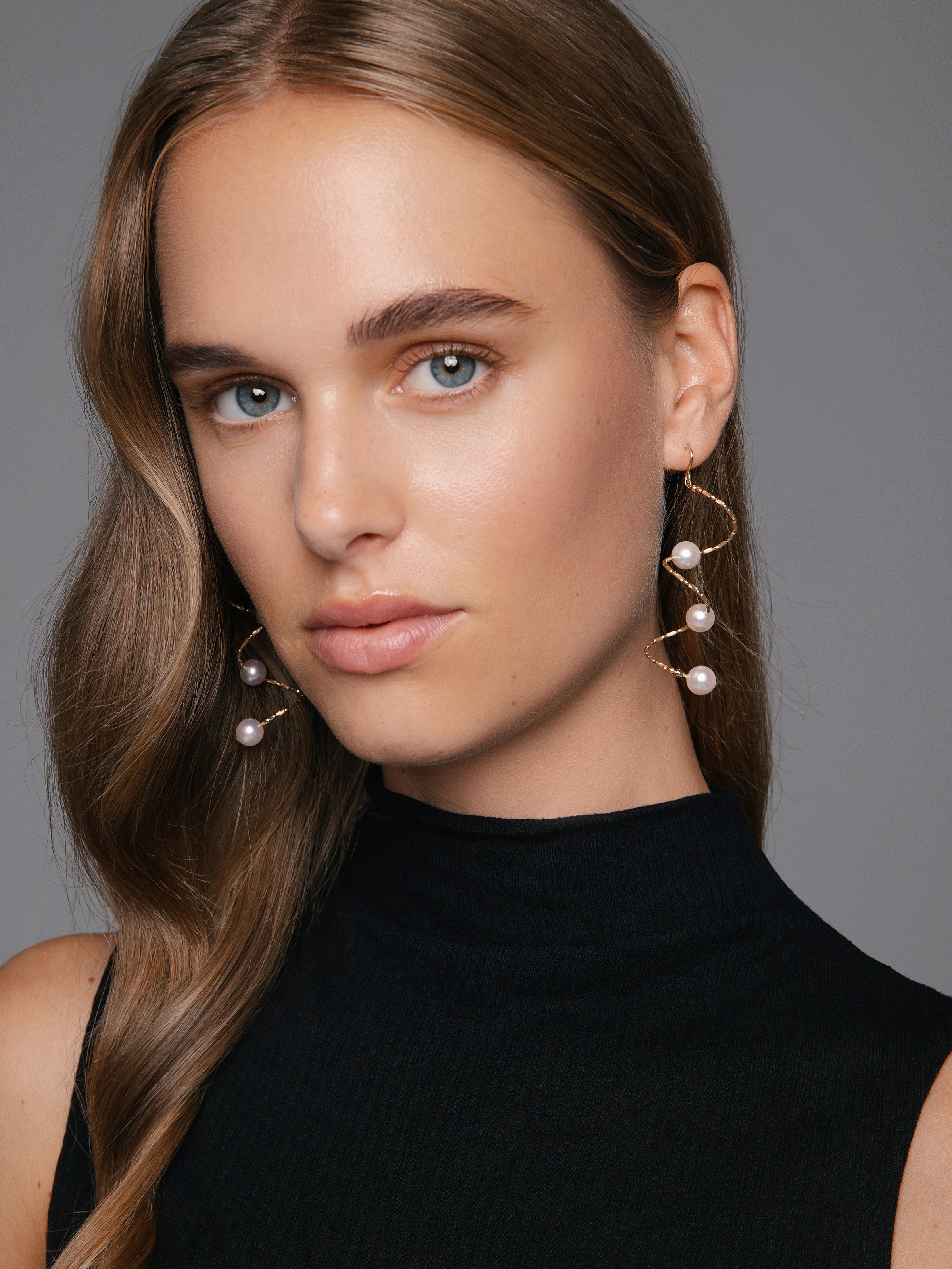 Elegante Ohrhänger mit Akoyaperlen in Gelbgold