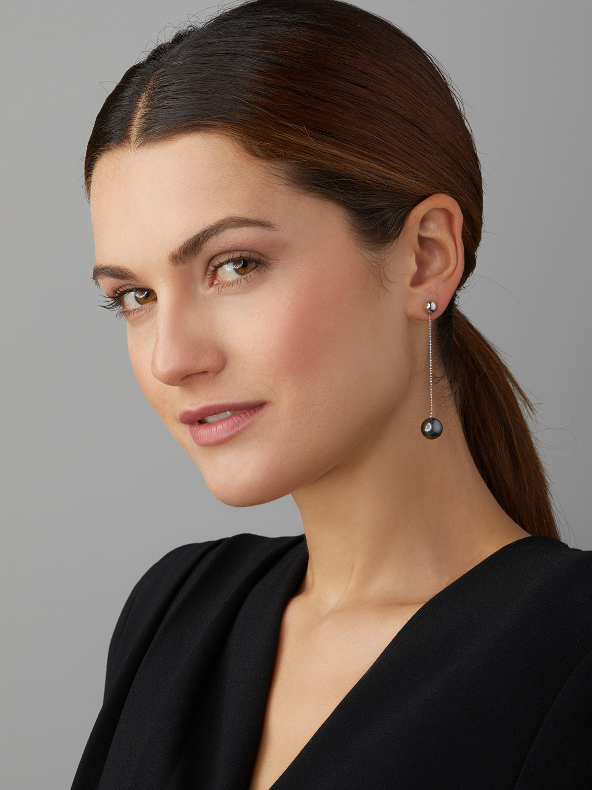 UN163-7_15393 Elegant pearl earring with Tahiti pearls