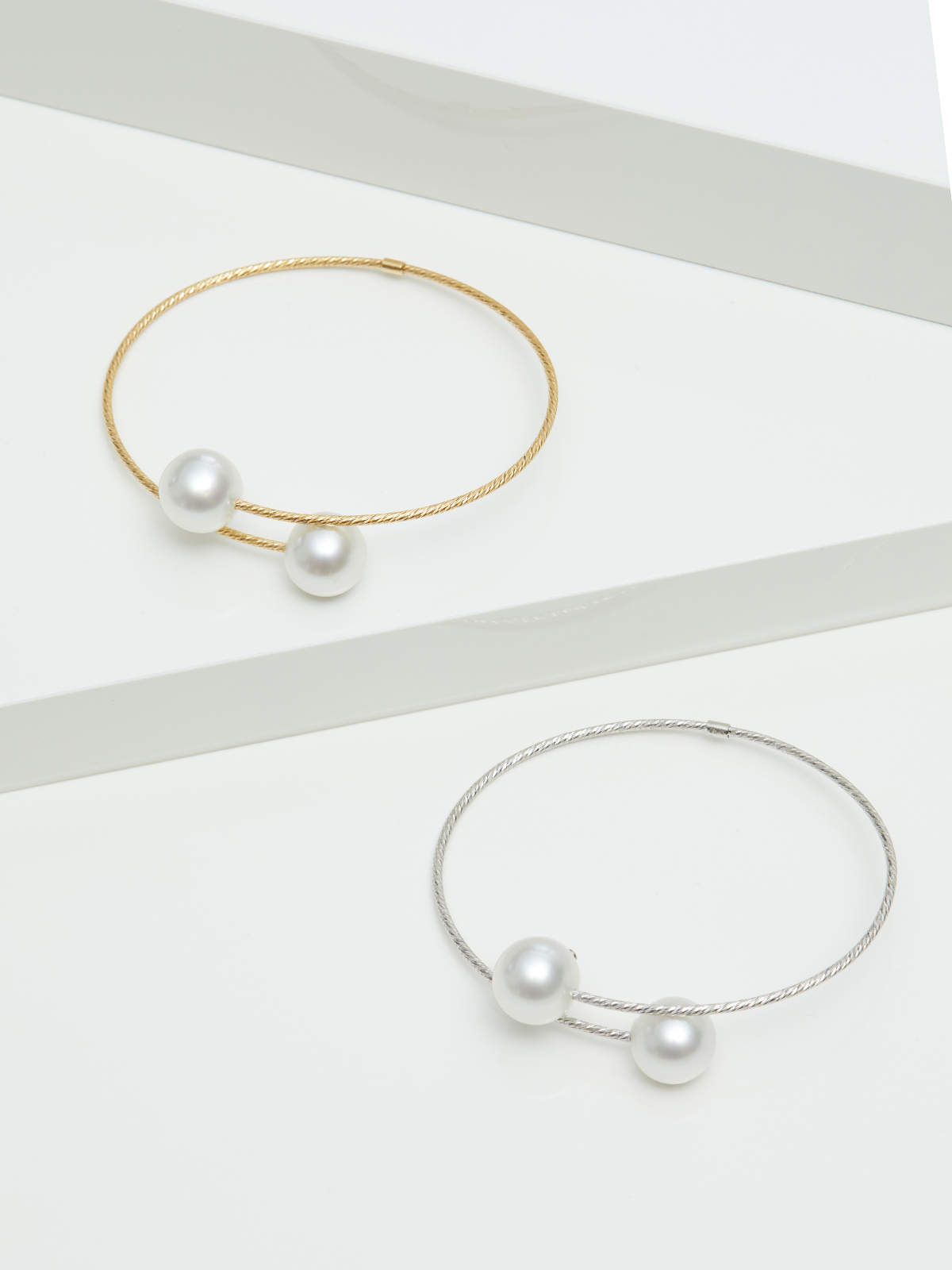Delicate pearl bangle in white gold with South Sea pearls