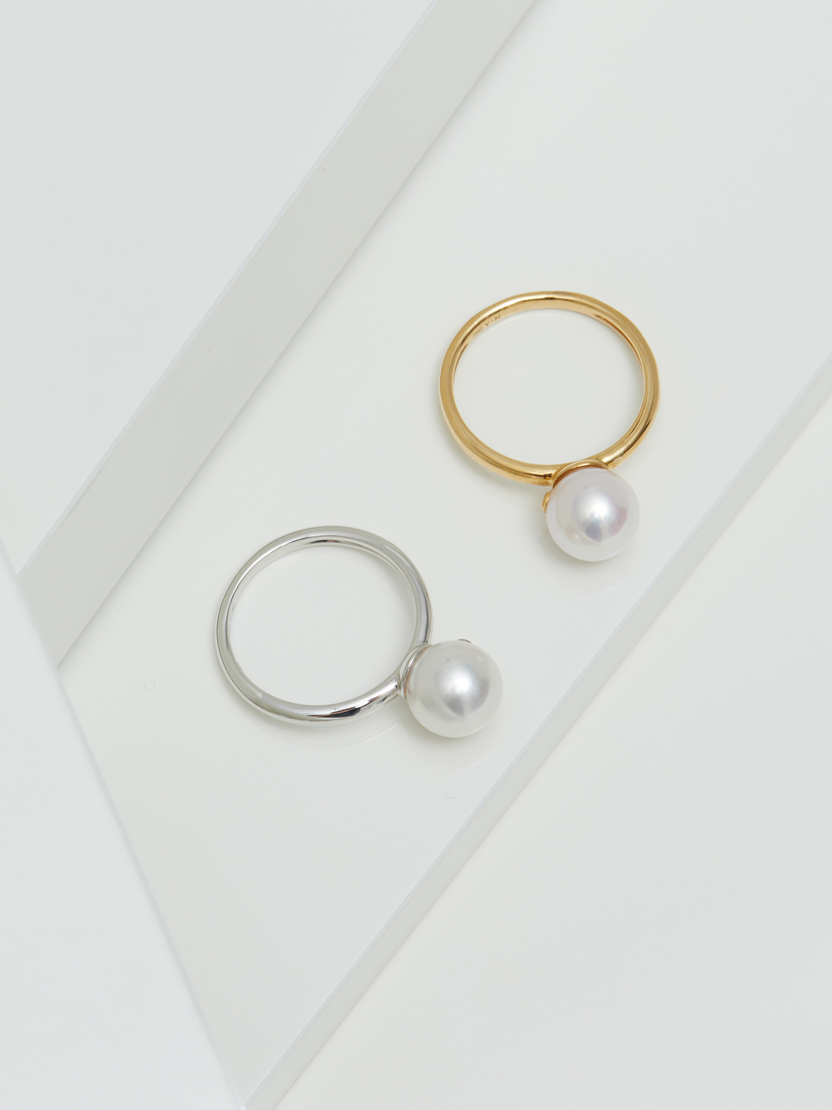 Gold ring with fine Akoya pearl
