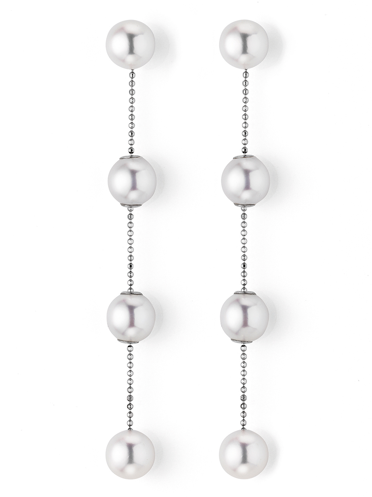 Delicate pearl earrings in white gold with Akoya pearls