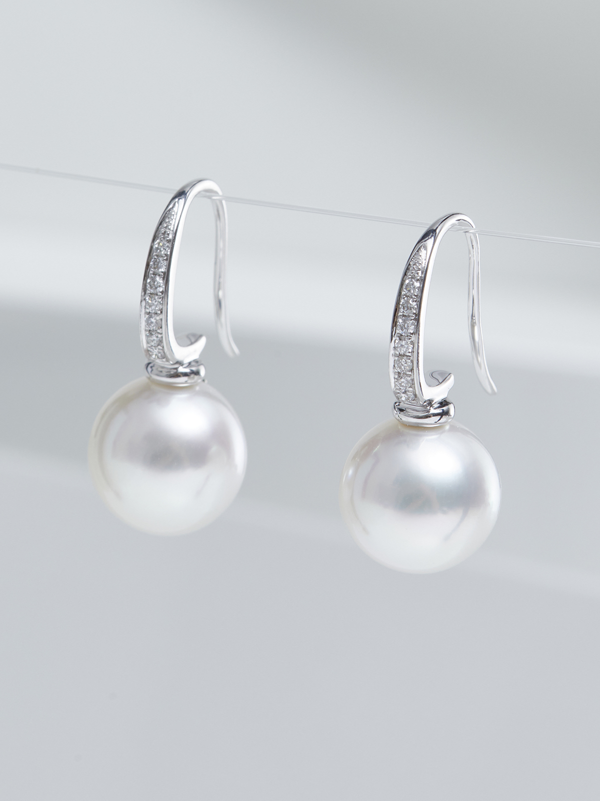 SD13-7__00450 White gold ear hooks with diamonds and South Sea pearls