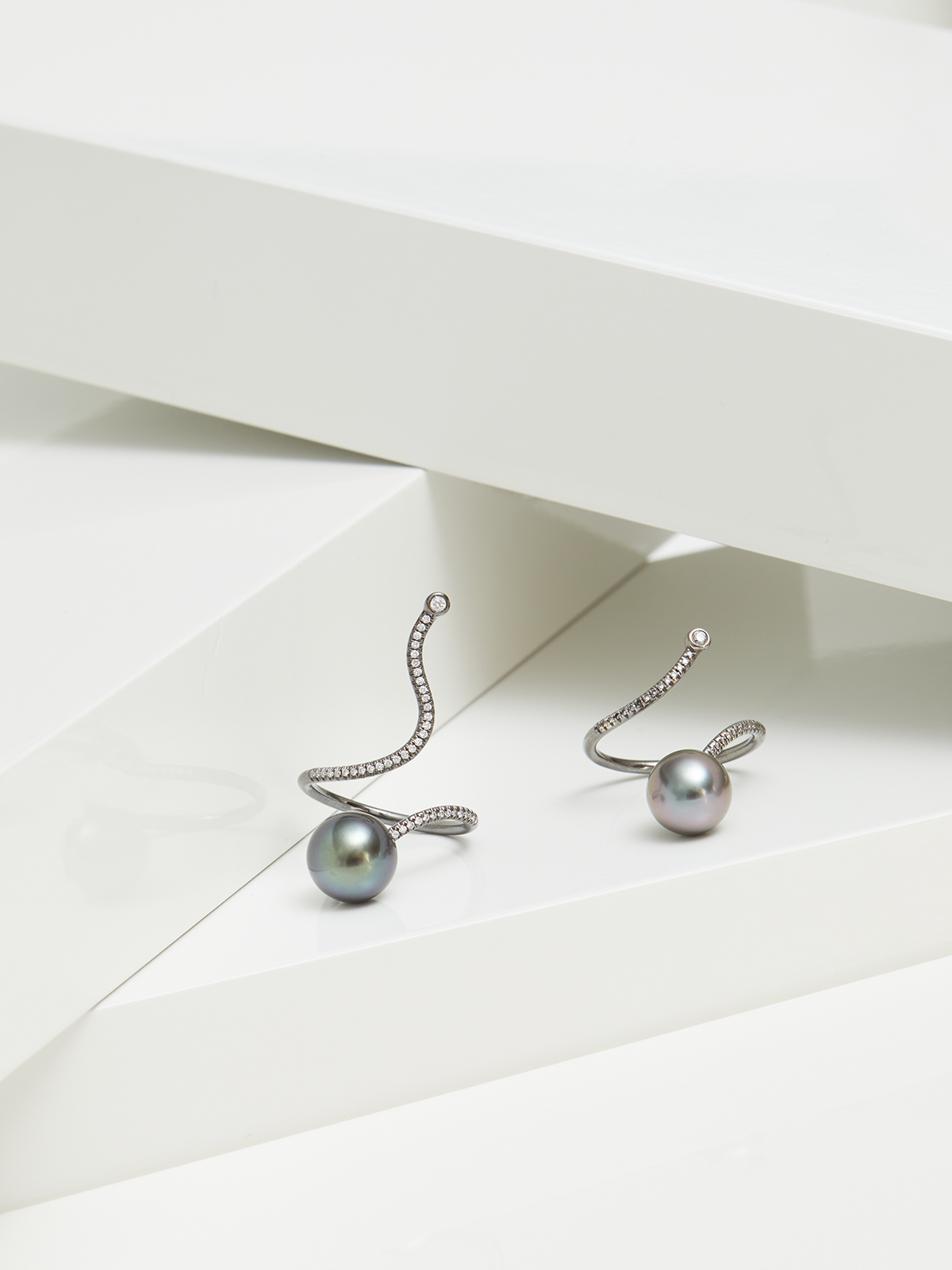Offener Goldring mit Tahitiperle und Brillanten