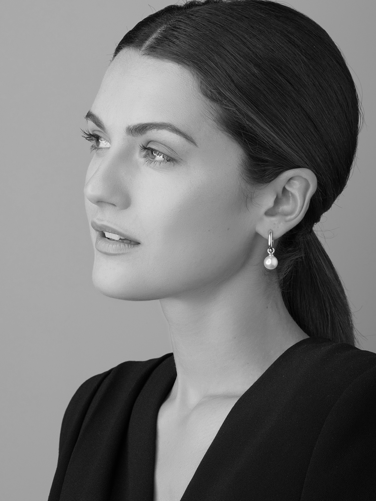 BA1_Model Fine gold creoles with South Sea pearl