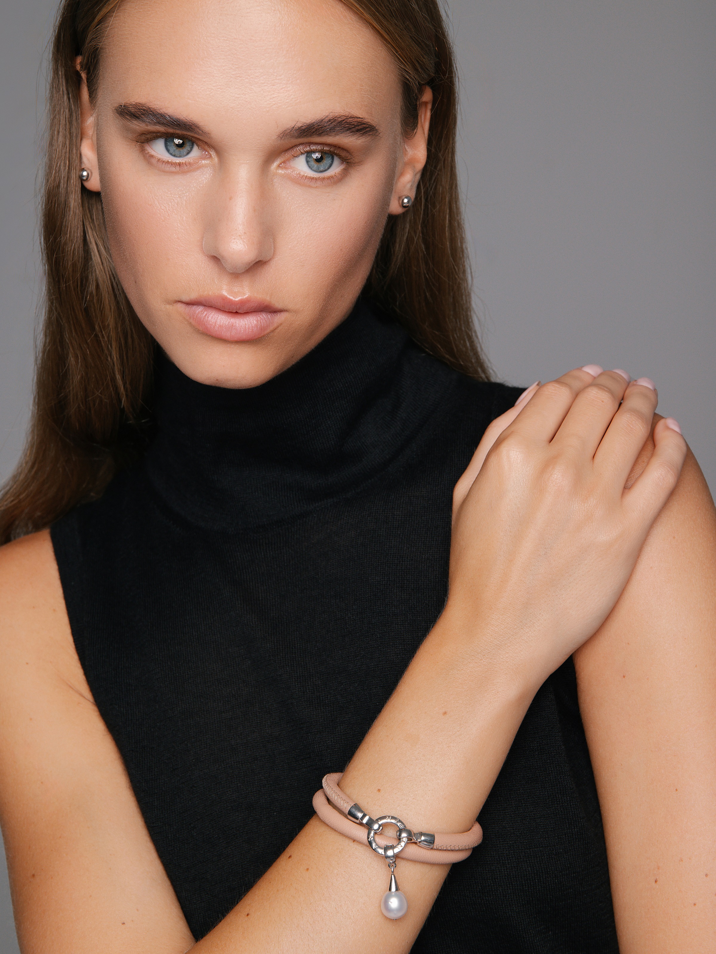 Wandelbares Lederarmband in Nude mit Südsee Perlenanhänger