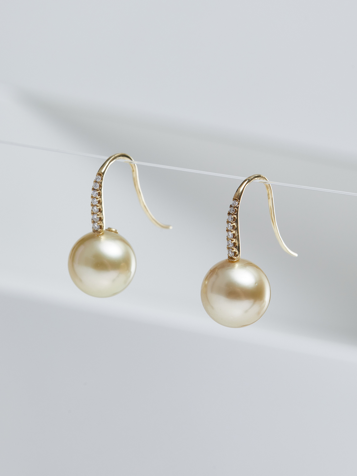 SD121-7__00453 Fine earhooks with South Sea pearls and diamonds