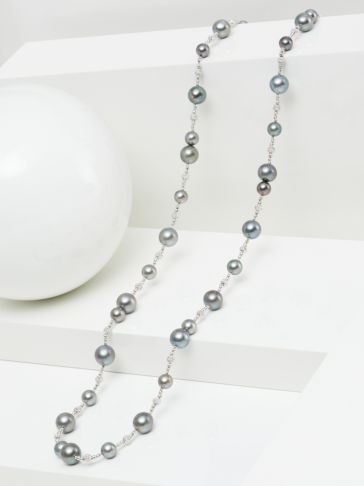Luxurious long necklace with Tahiti pearls