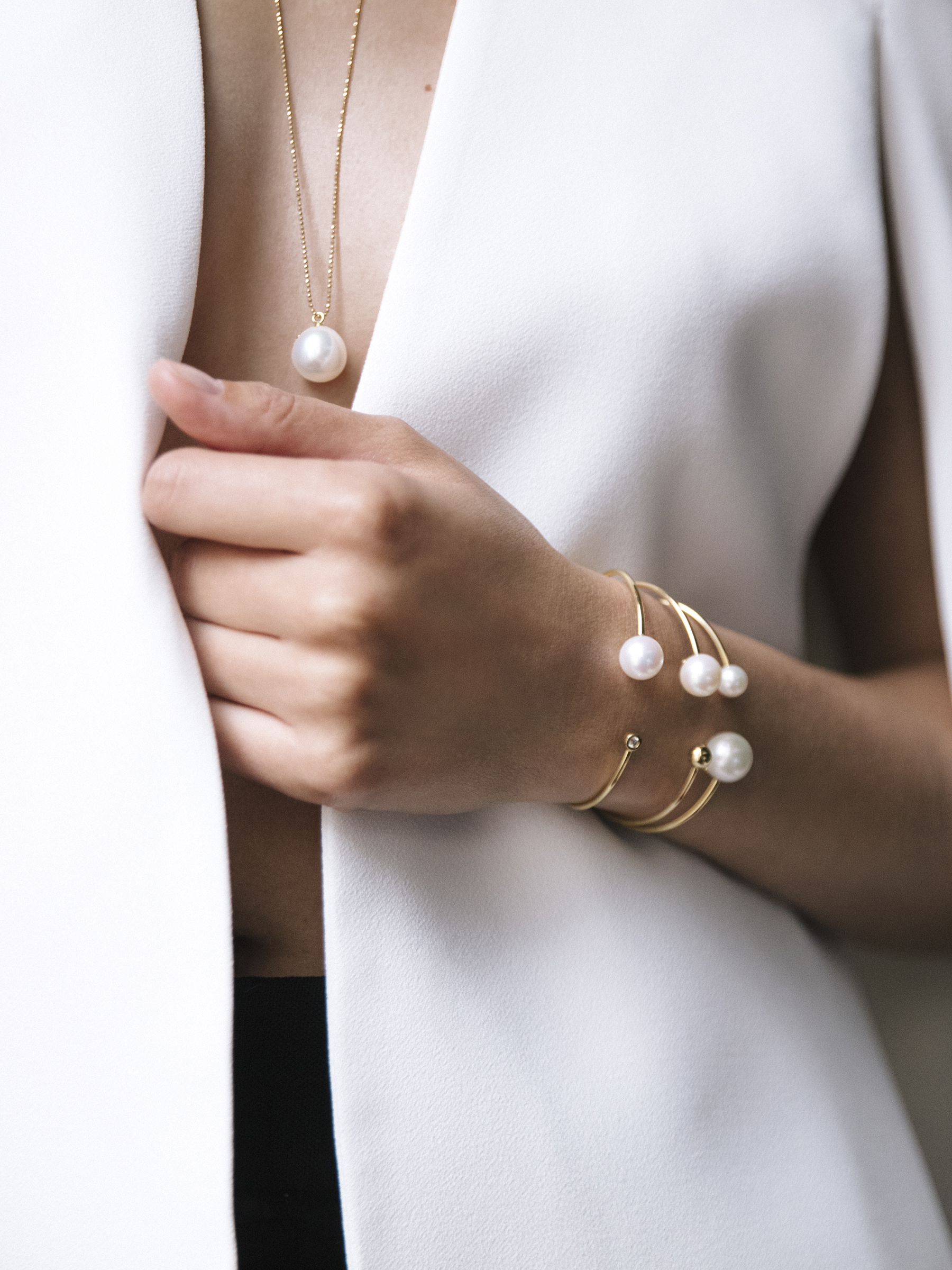 Offener Armreif mit Süßwasserperle und Brillant