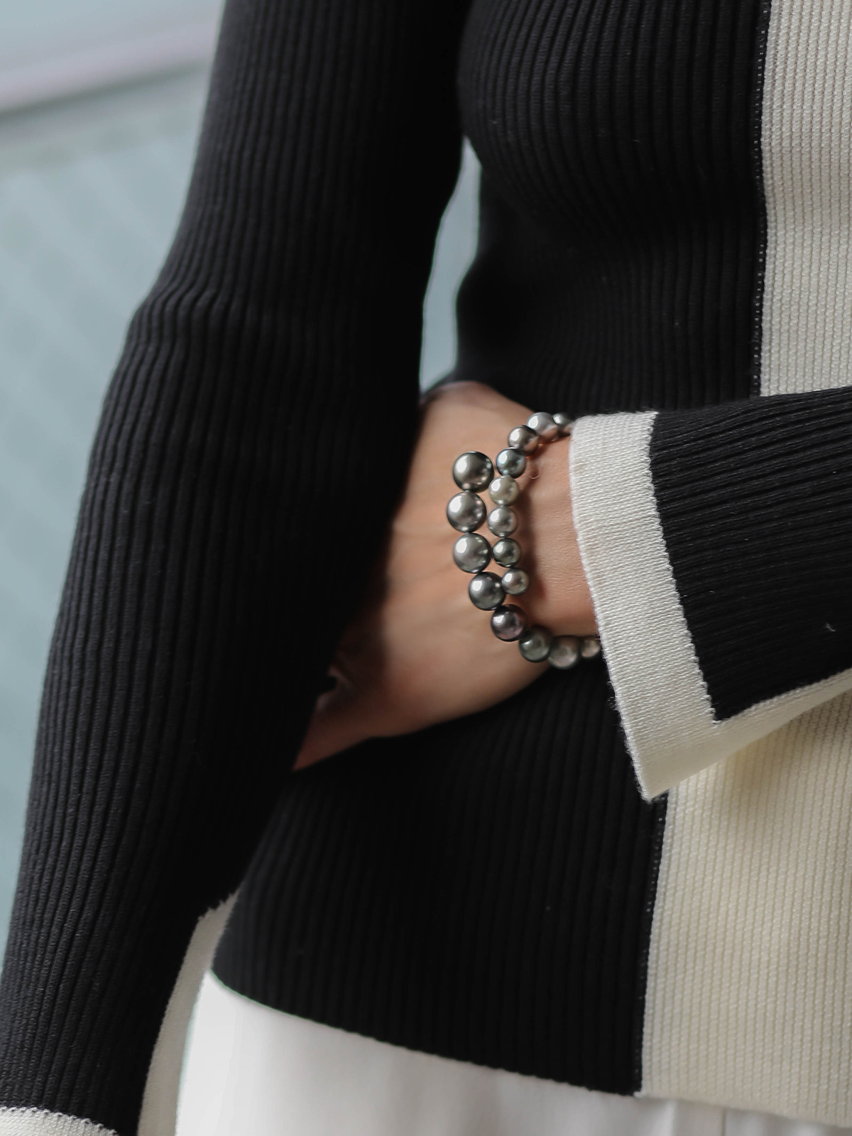 Open designed pearl bangle with multicoloured Tahiti pearls