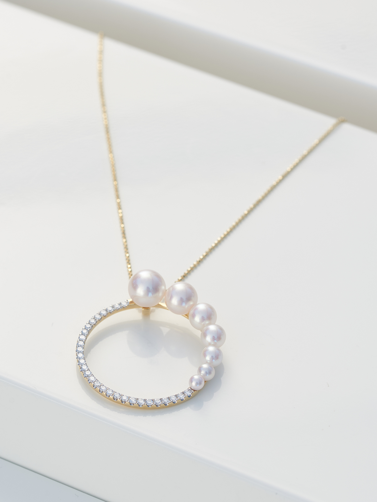 Fascinating gold necklace with diamonds and pearl pendant
