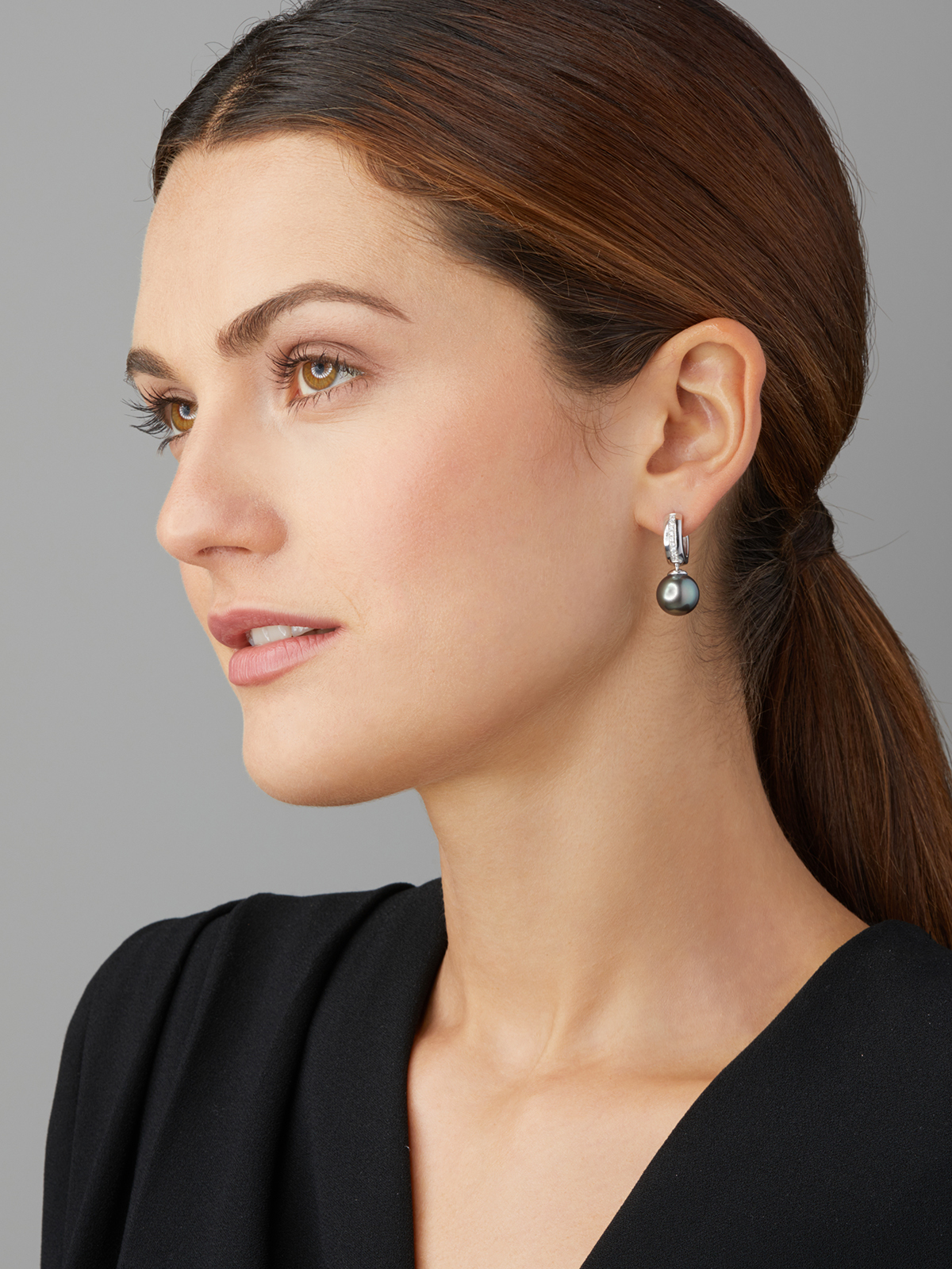 UN177-7a_15913 Luxurious diamond creoles with Tahiti  pearls