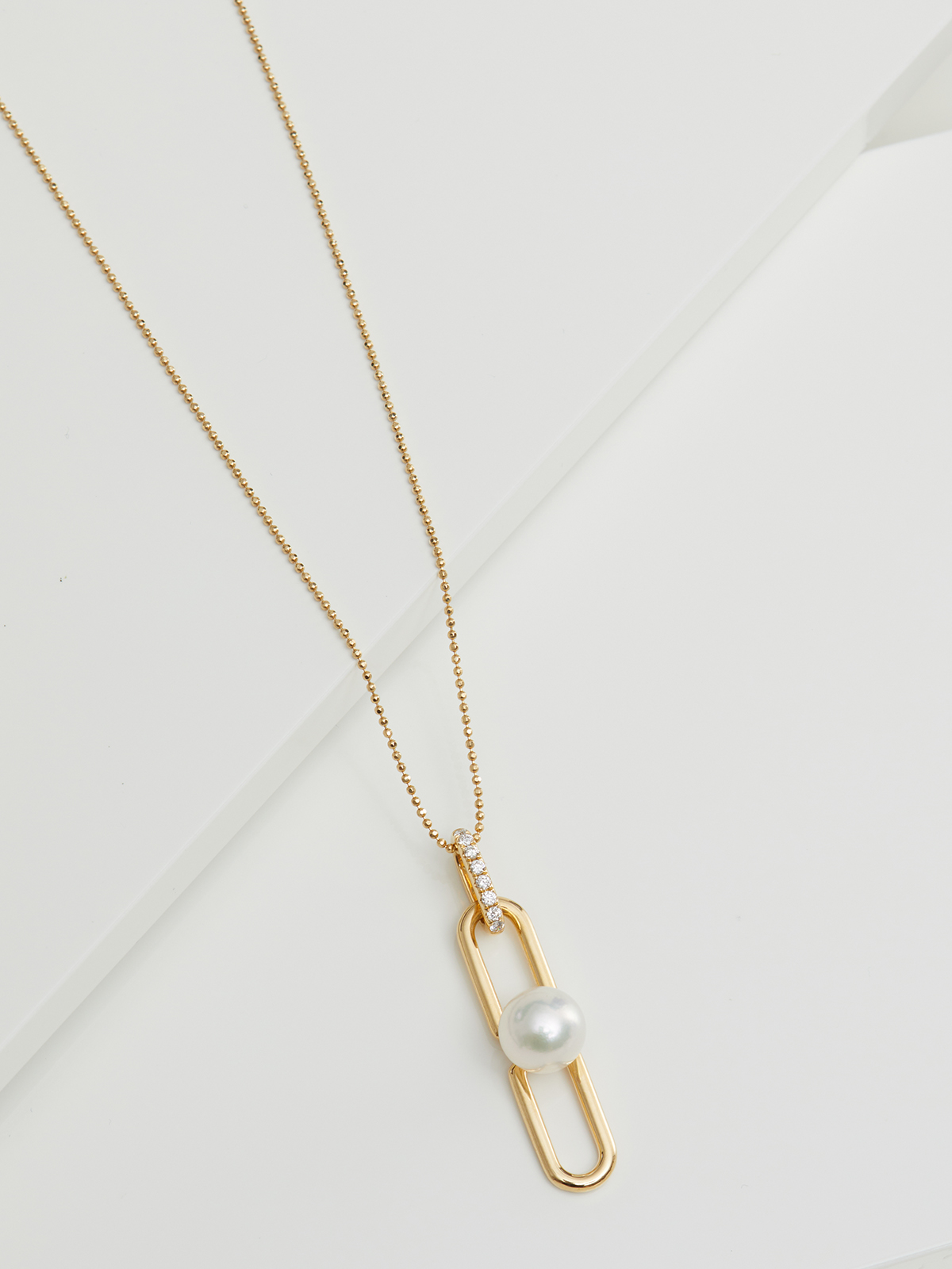 Gold necklace with diamonds and pearl pendant