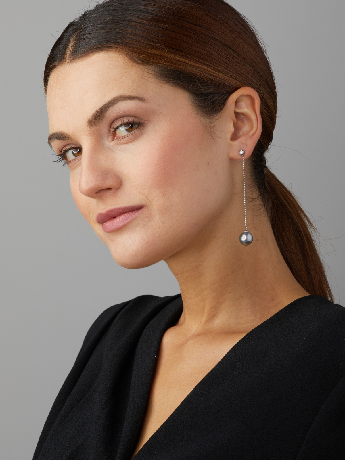 UN109-7_15408 Elegant earrings with diamonds and Tahiti pearls
