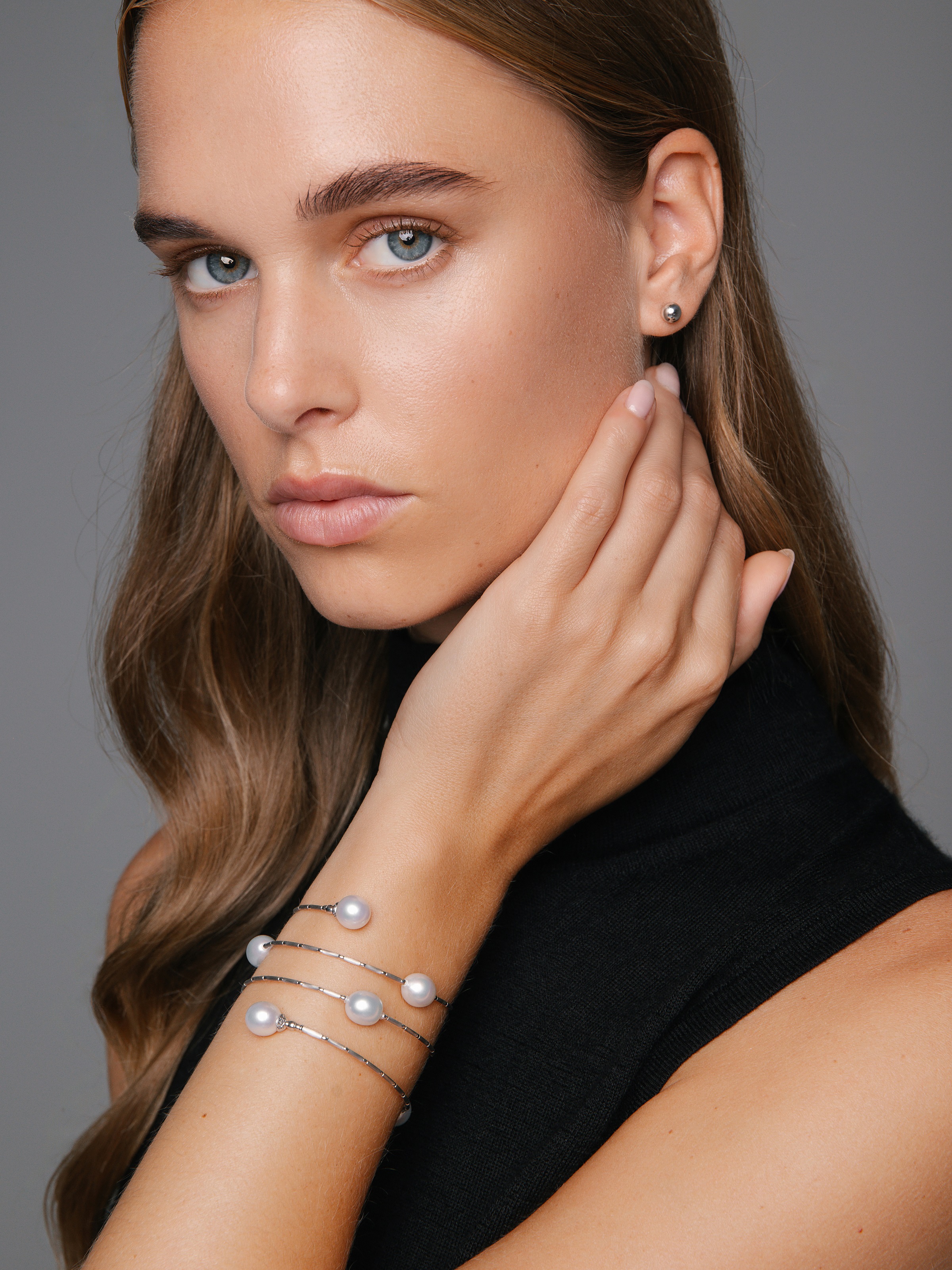 Luxurious wrap bracelet in white gold with South Sea pearls