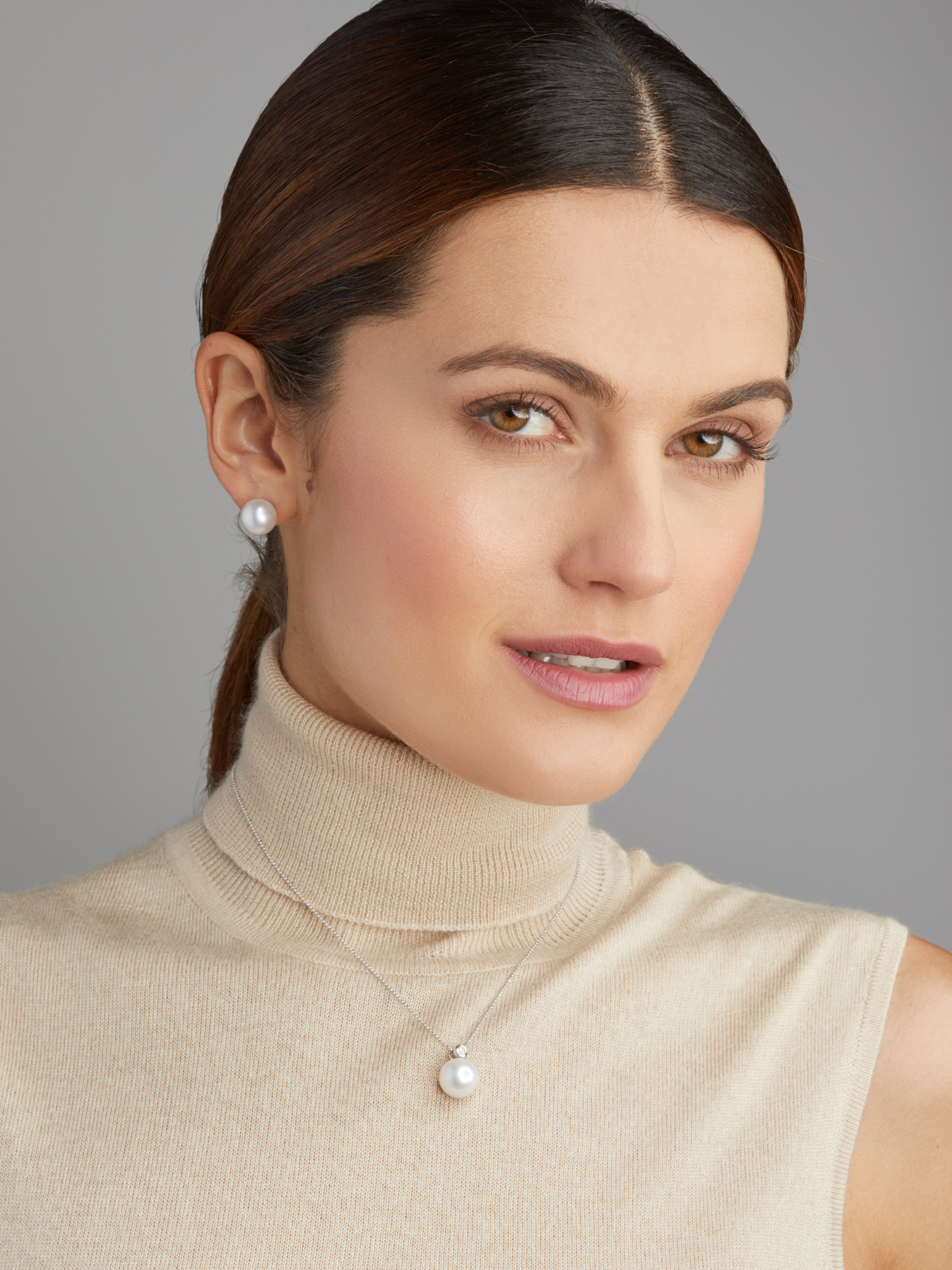 Gold necklace with diamond and South Sea pearl