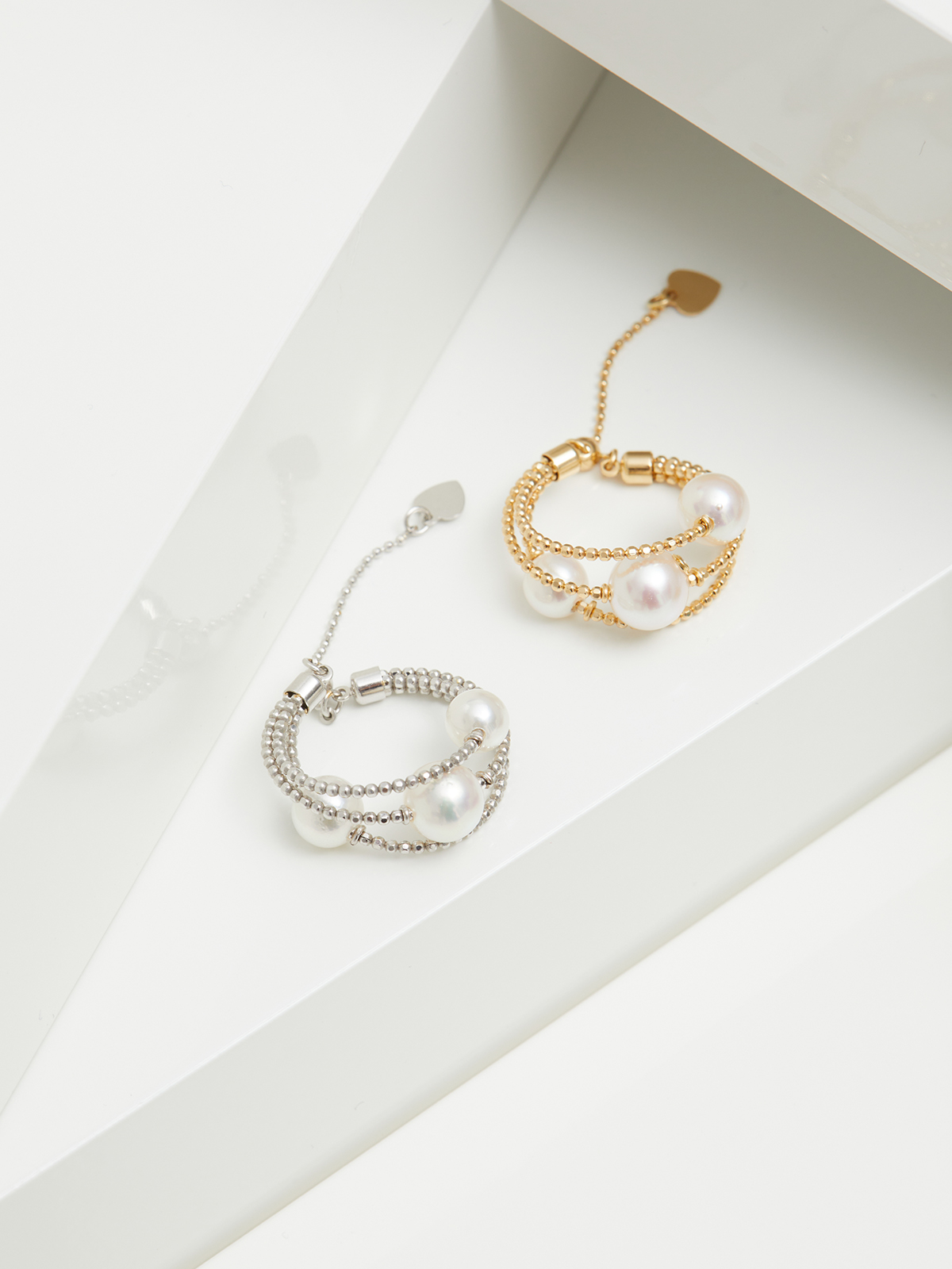 Floating pearl ring in white gold with Akoya pearls