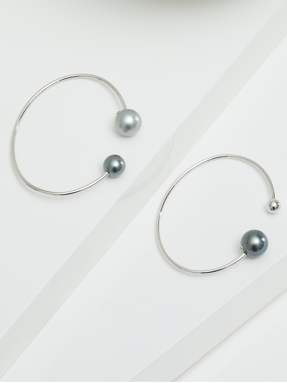 Open designed bangle with Tahiti pearl