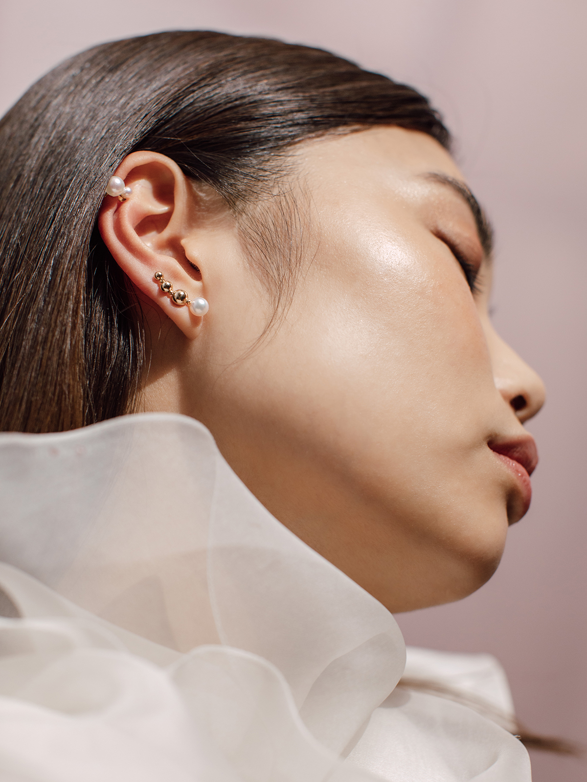 AP152-7 Yellow gold earrings with fine Akoya pearls