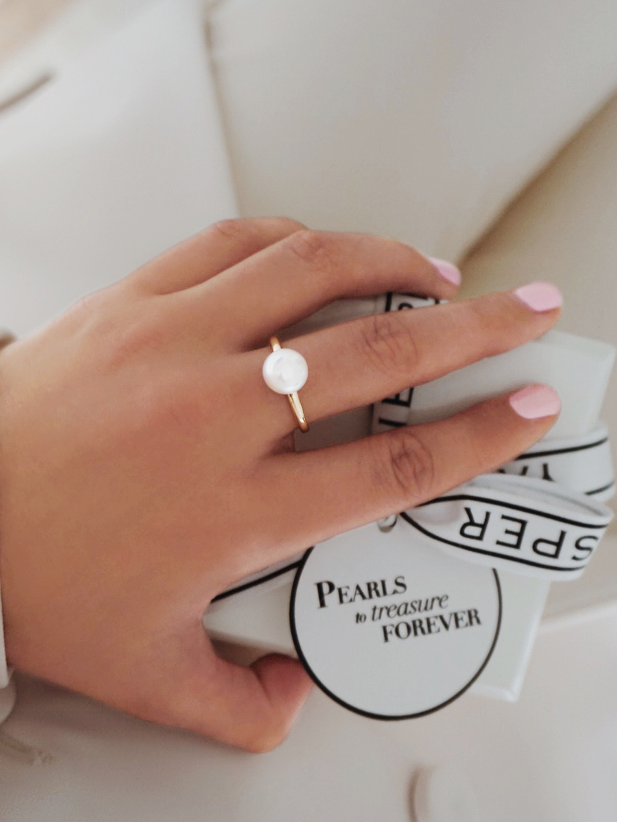 Goldring mit kleiner Akoyaperle