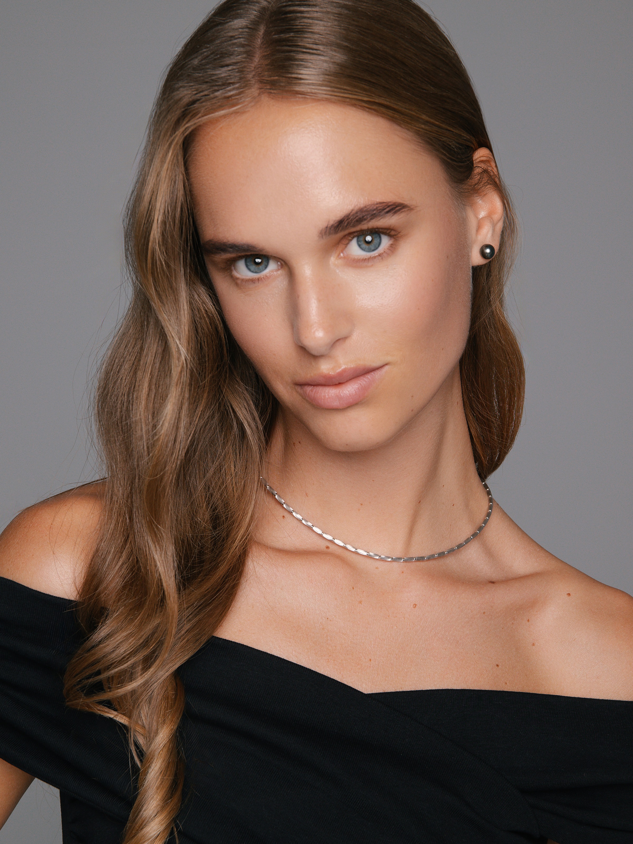 Fine white gold necklace with magnetic closure