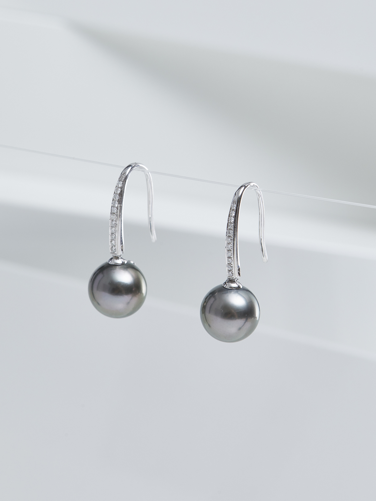 Earrings with Tahiti pearls and diamonds