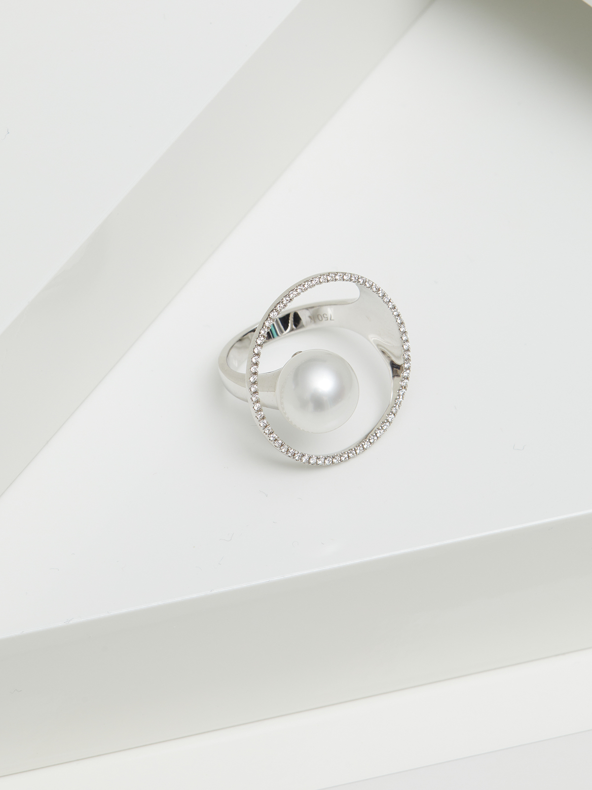 SD150-7_54__00515 Sculptural ring with diamonds and Freshwater pearl