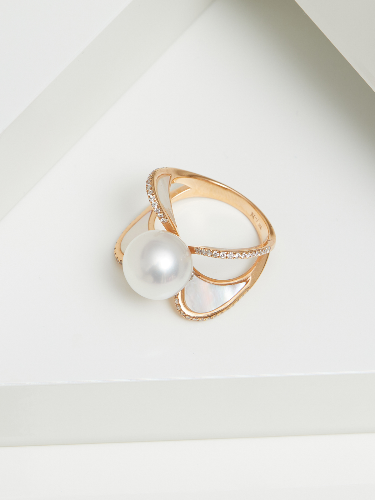 Pearl ring in rose gold with diamonds and mother-of-pearl